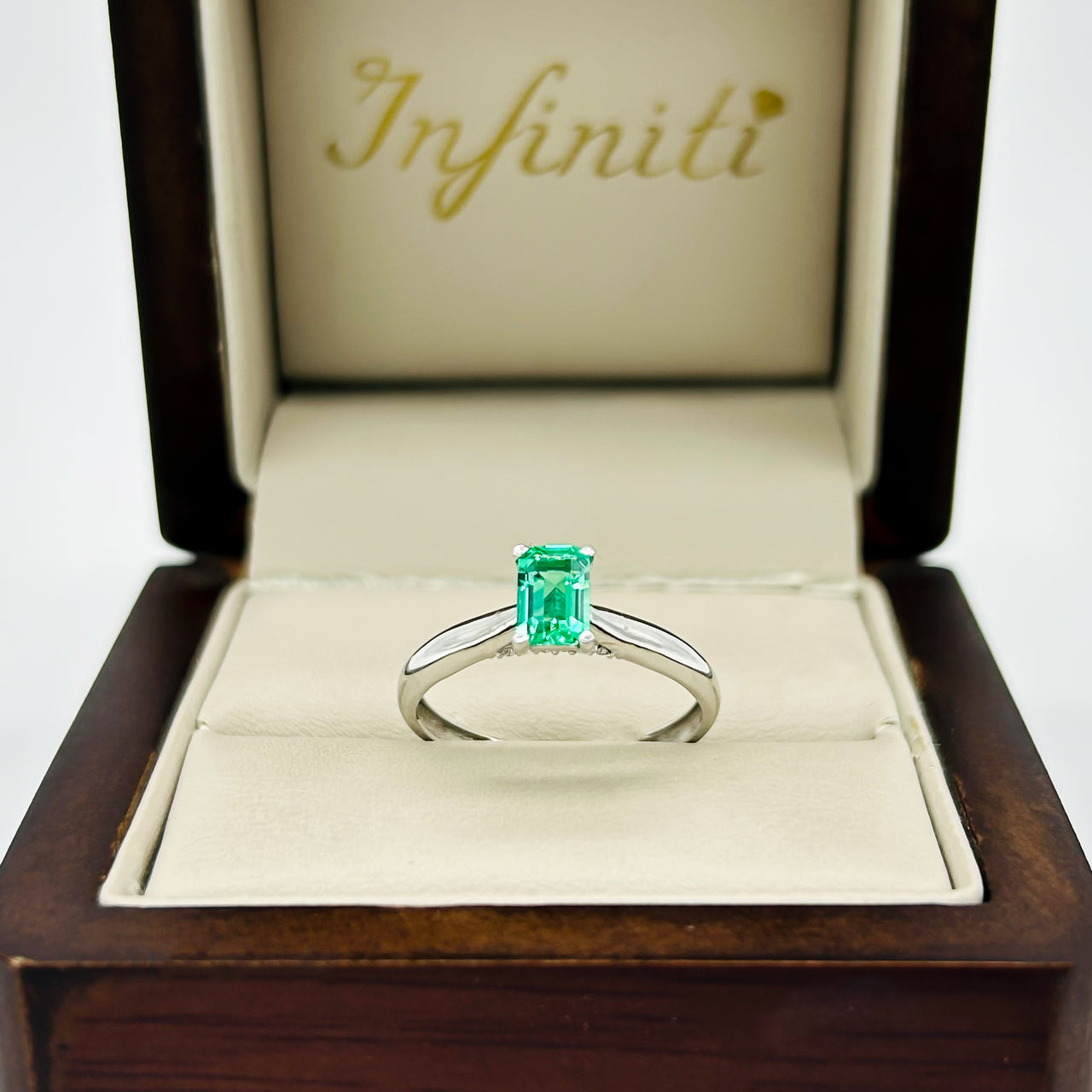 Anillo Oro Blanco 14k - Esmeralda Laboratorio 0.40 CT