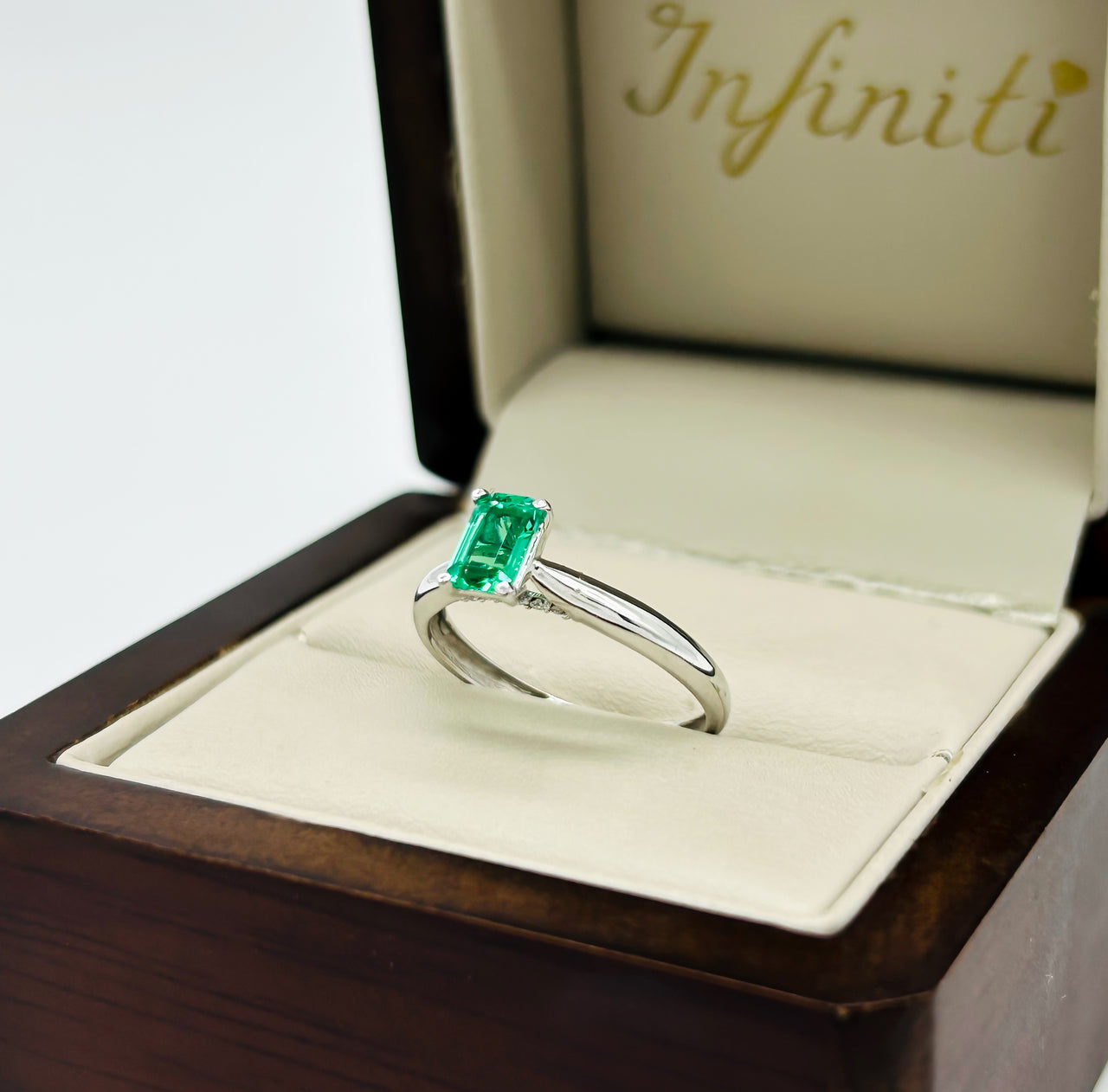 Anillo Oro Blanco 14k - Esmeralda Laboratorio 0.40 CT
