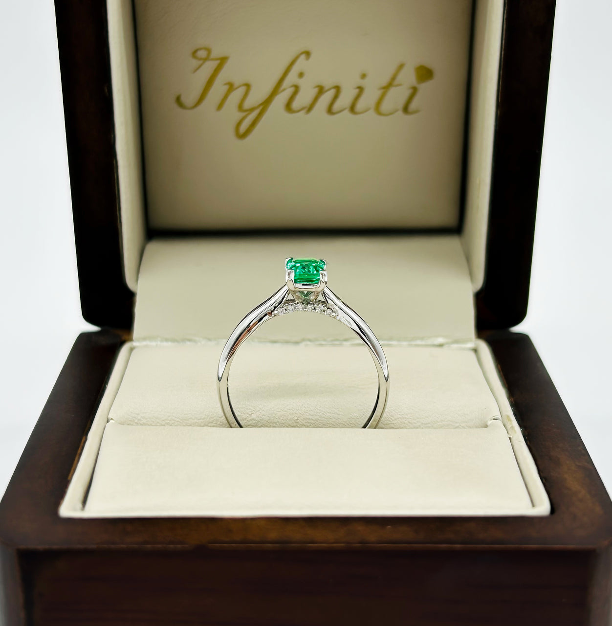 Anillo Oro Blanco 14k - Esmeralda Laboratorio 0.40 CT