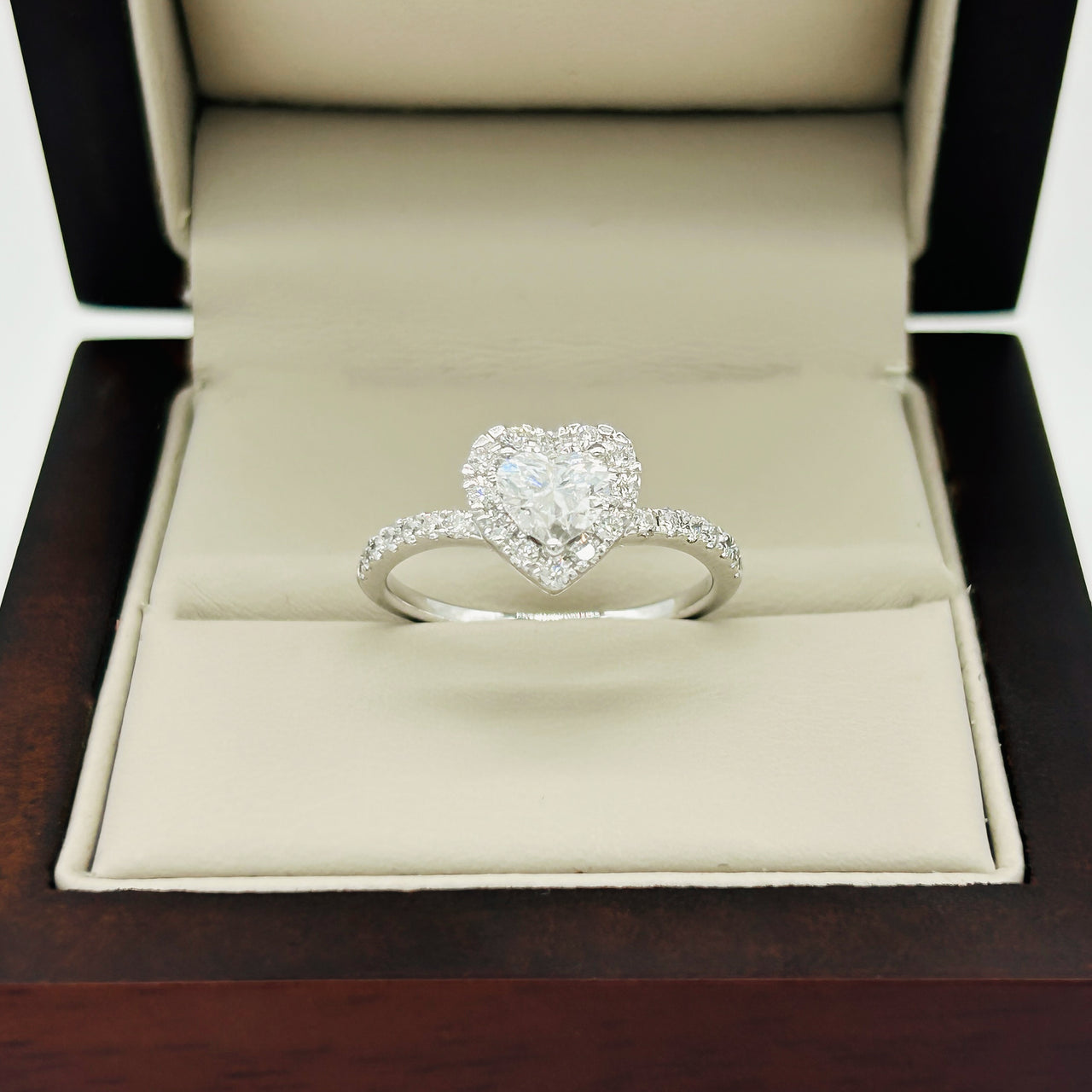 Anillo Oro Blanco 14k - Forma Corazón con Halo Diamante Laboratorio
