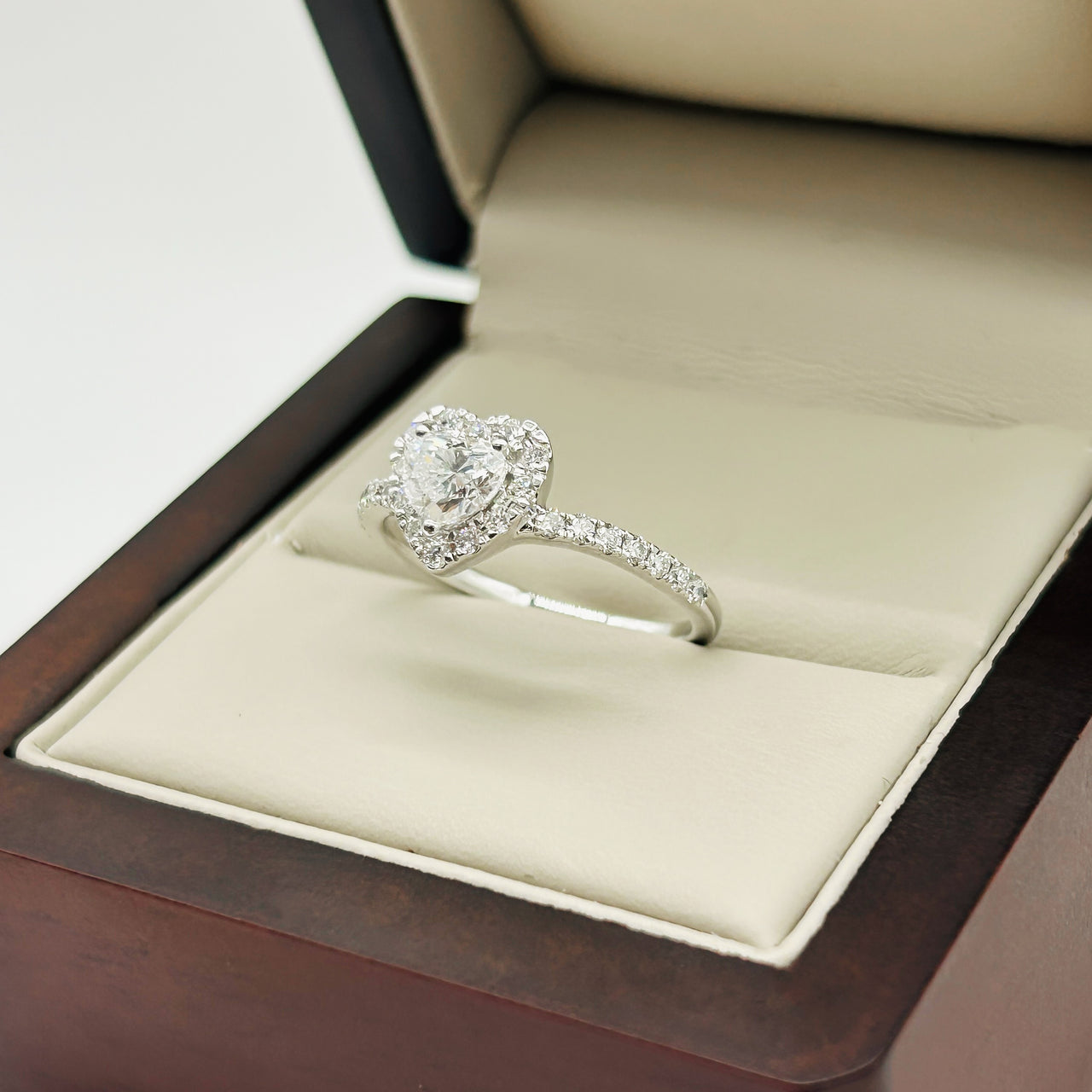 Anillo Oro Blanco 14k - Forma Corazón con Halo Diamante Laboratorio