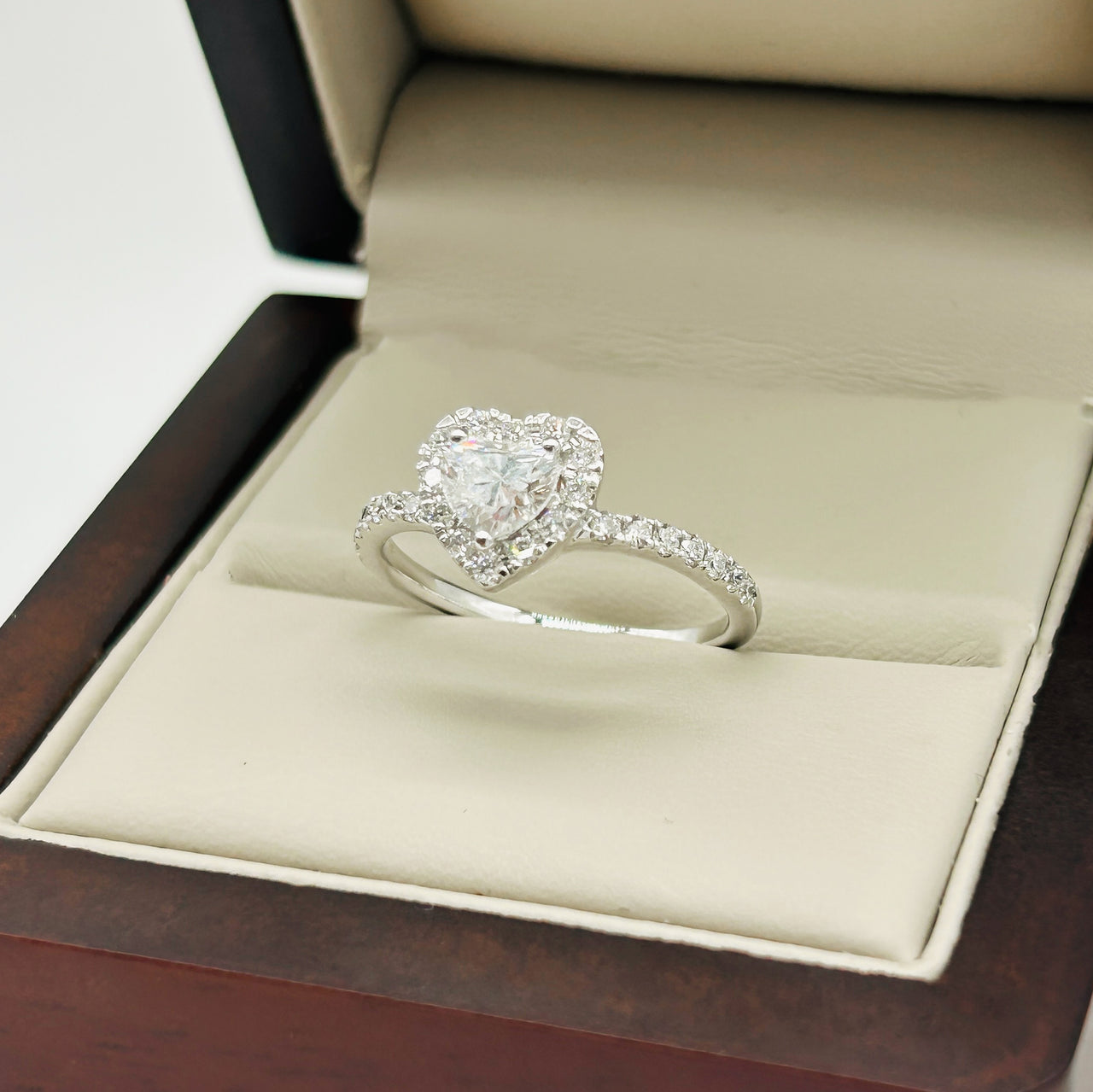 Anillo Oro Blanco 14k - Forma Corazón con Halo Diamante Laboratorio