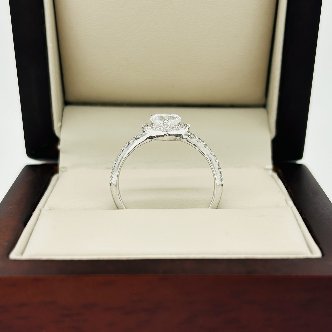 Anillo Oro Blanco 14k - Forma Corazón con Halo Diamante Laboratorio