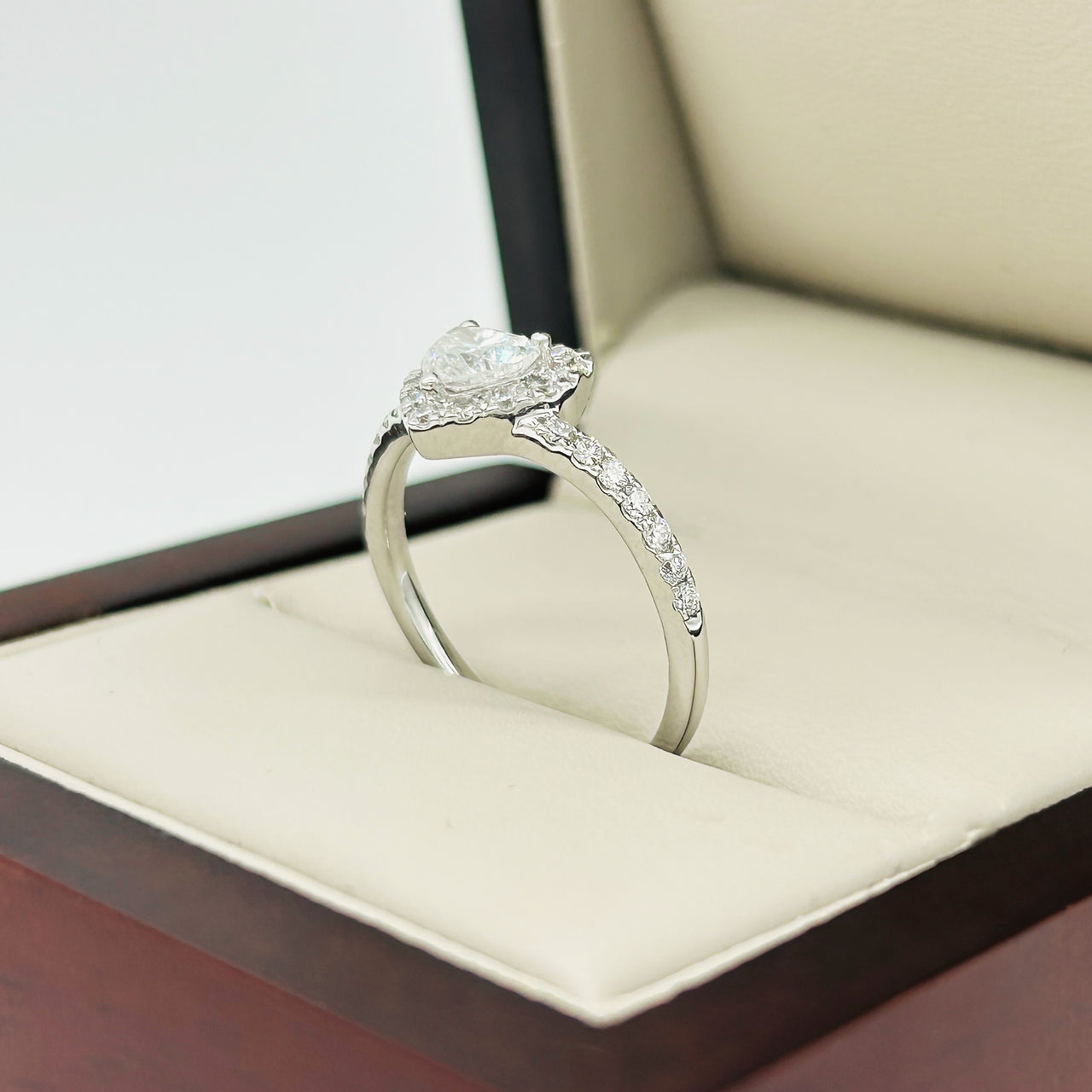 Anillo Oro Blanco 14k - Forma Corazón con Halo Diamante Laboratorio