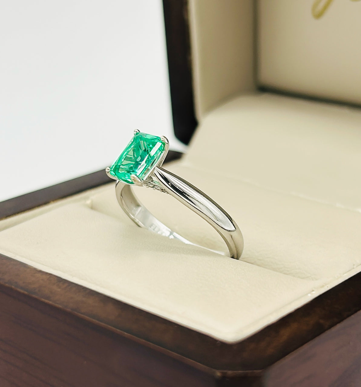 Anillo Oro Blanco 14k - Esmeralda Laboratorio 0.85 CT