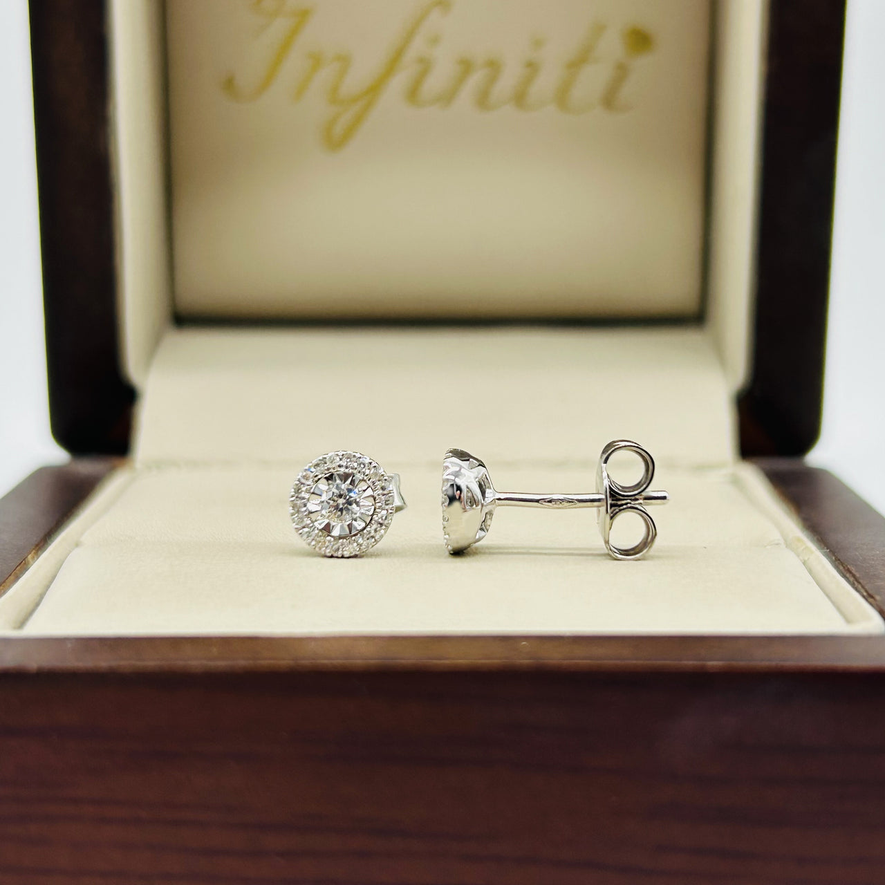 Broqueles Oro Blanco 14k - Halo de Diamantes de 15 Puntos Totales