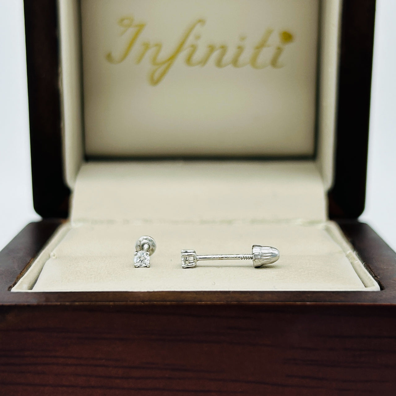 Broquel Oro Blanco 14k - Diamante Laboratorio 0.06 CTW