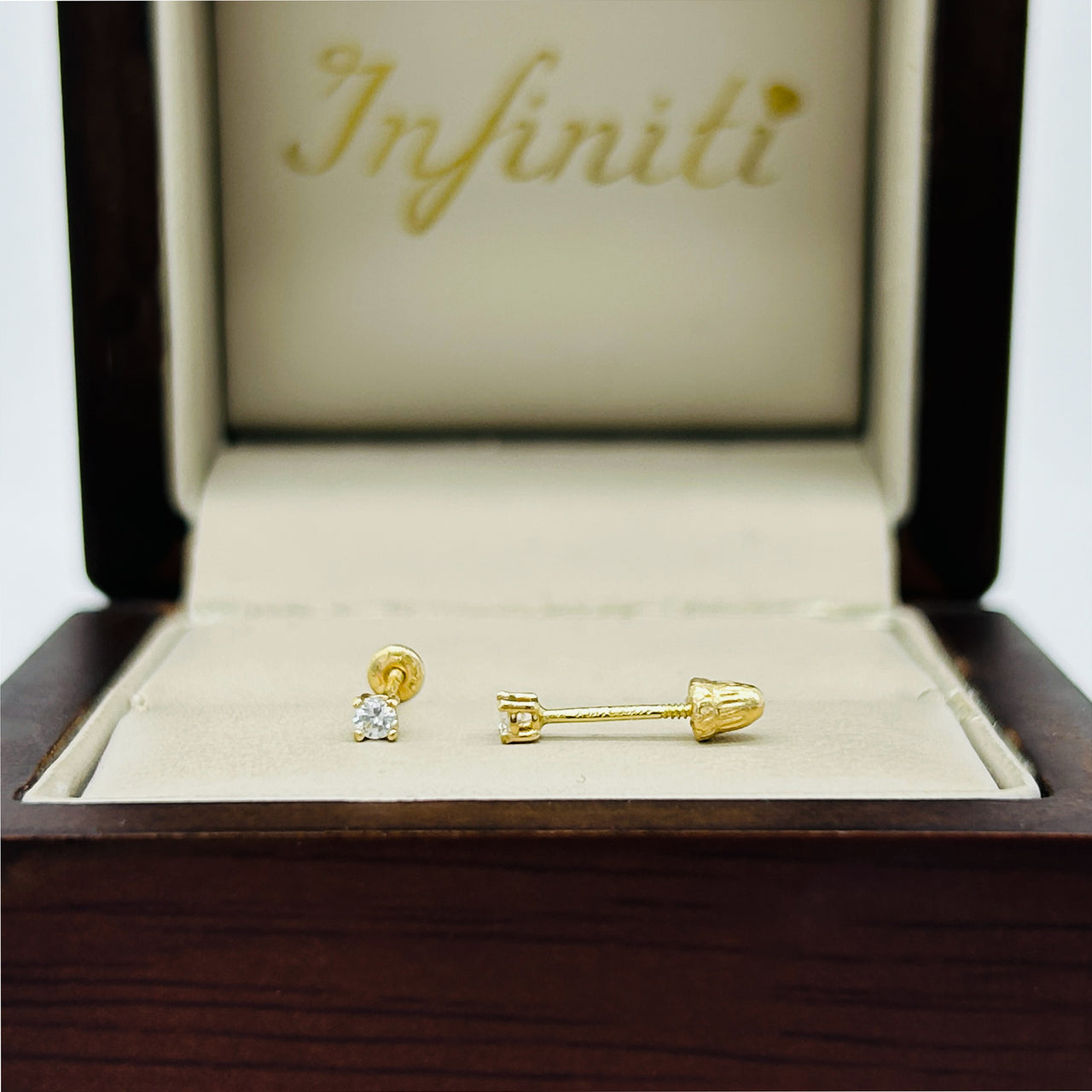Broquel Oro 14k - Diamante Laboratorio 0.06 CTW