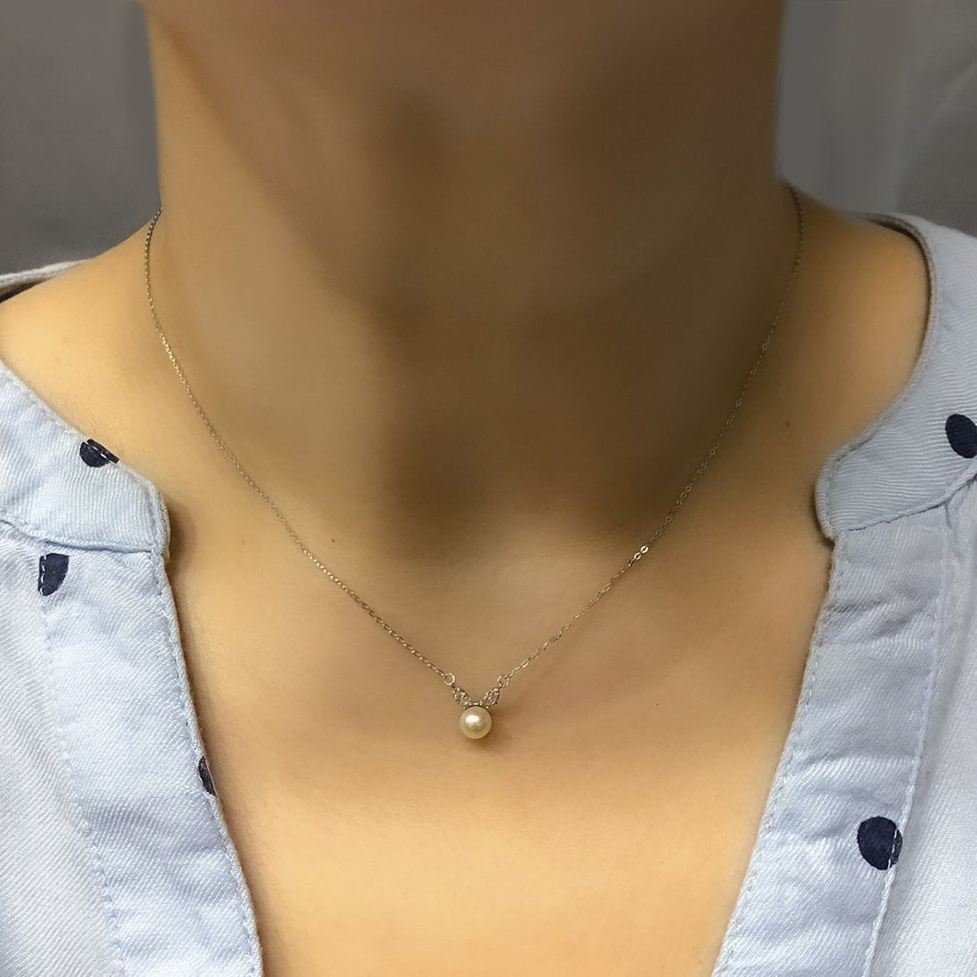 Gargantilla Oro Blanco 10k, Perla con Zirconias Laterales, Cadena 45 cm Largo - Infiniti Joyas