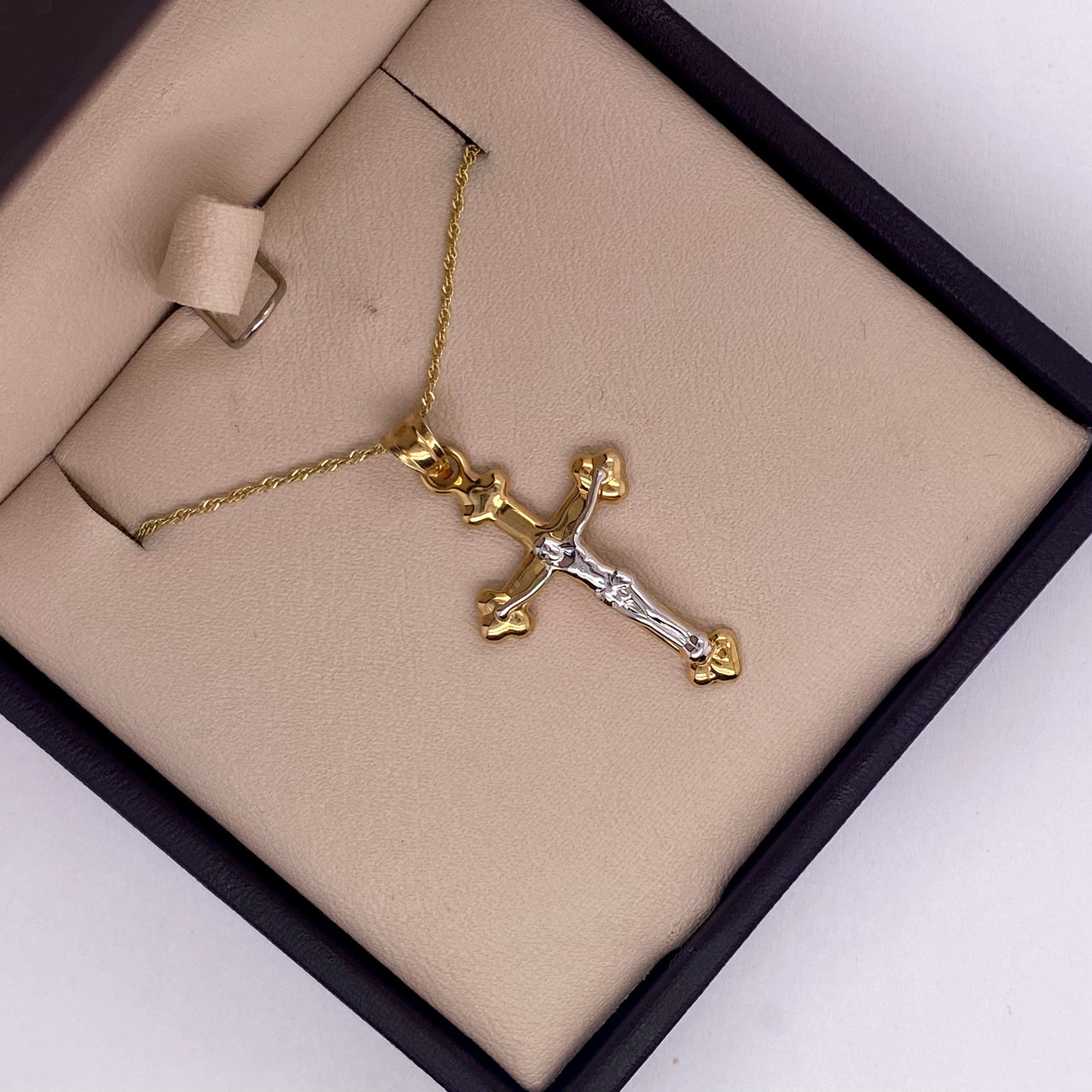 Cruz Redondeada con Cristo - Oro 14k