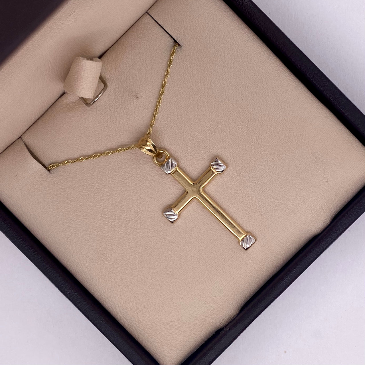 Cruz Redondeada con Orillas Diamantadas - Oro 14k