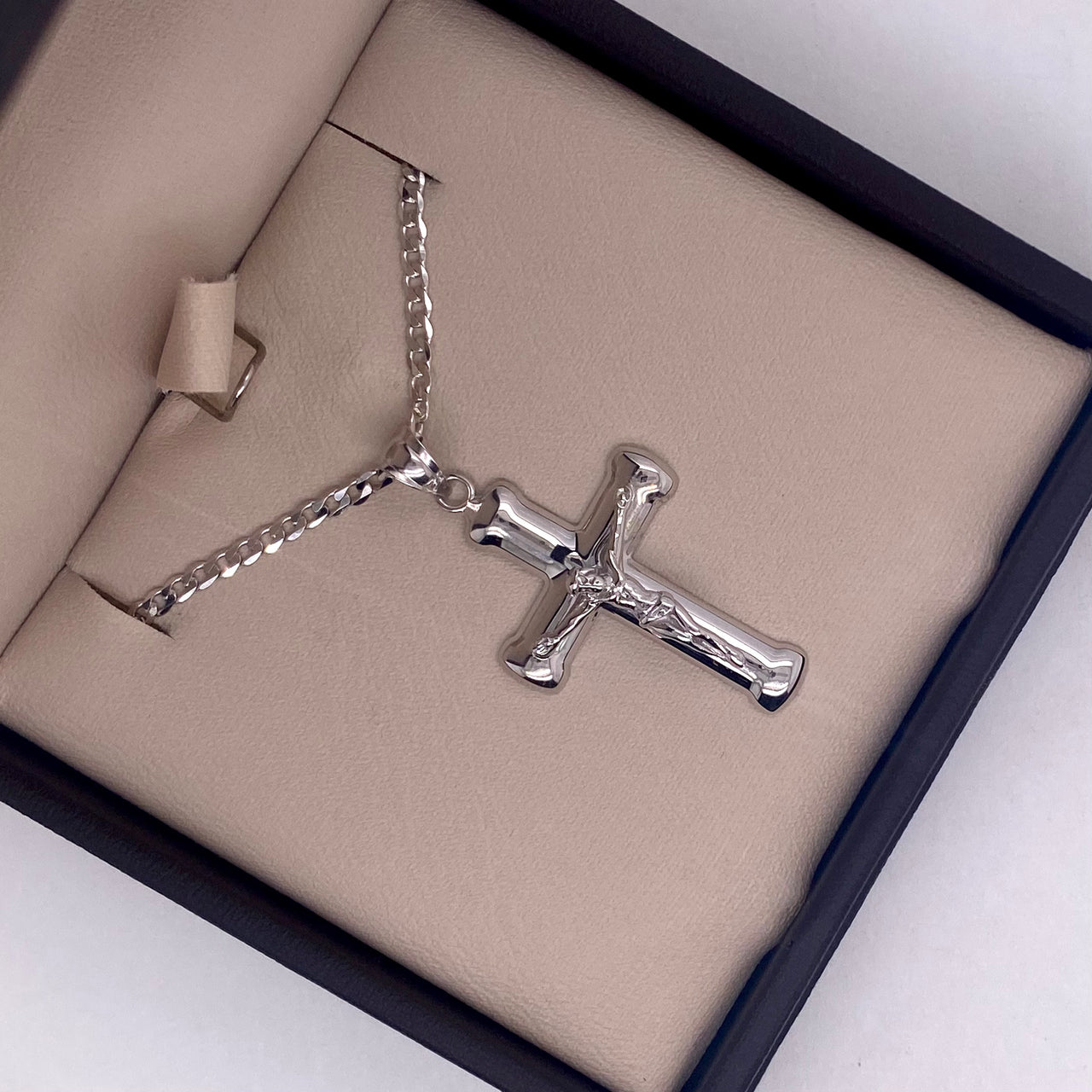 Cruz con Cristo - Oro Blanco 14k