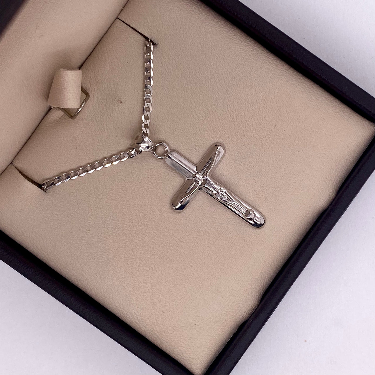 Cruz Redondeada con Cristo - Oro Blanco 14k