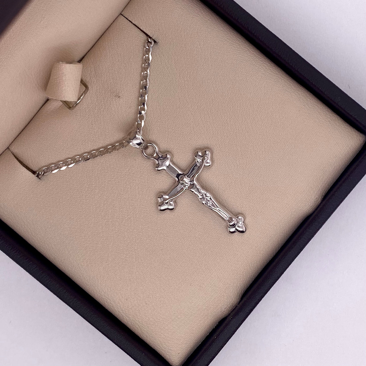 Cruz de Trinidad con Cristo - Oro Blanco 14k