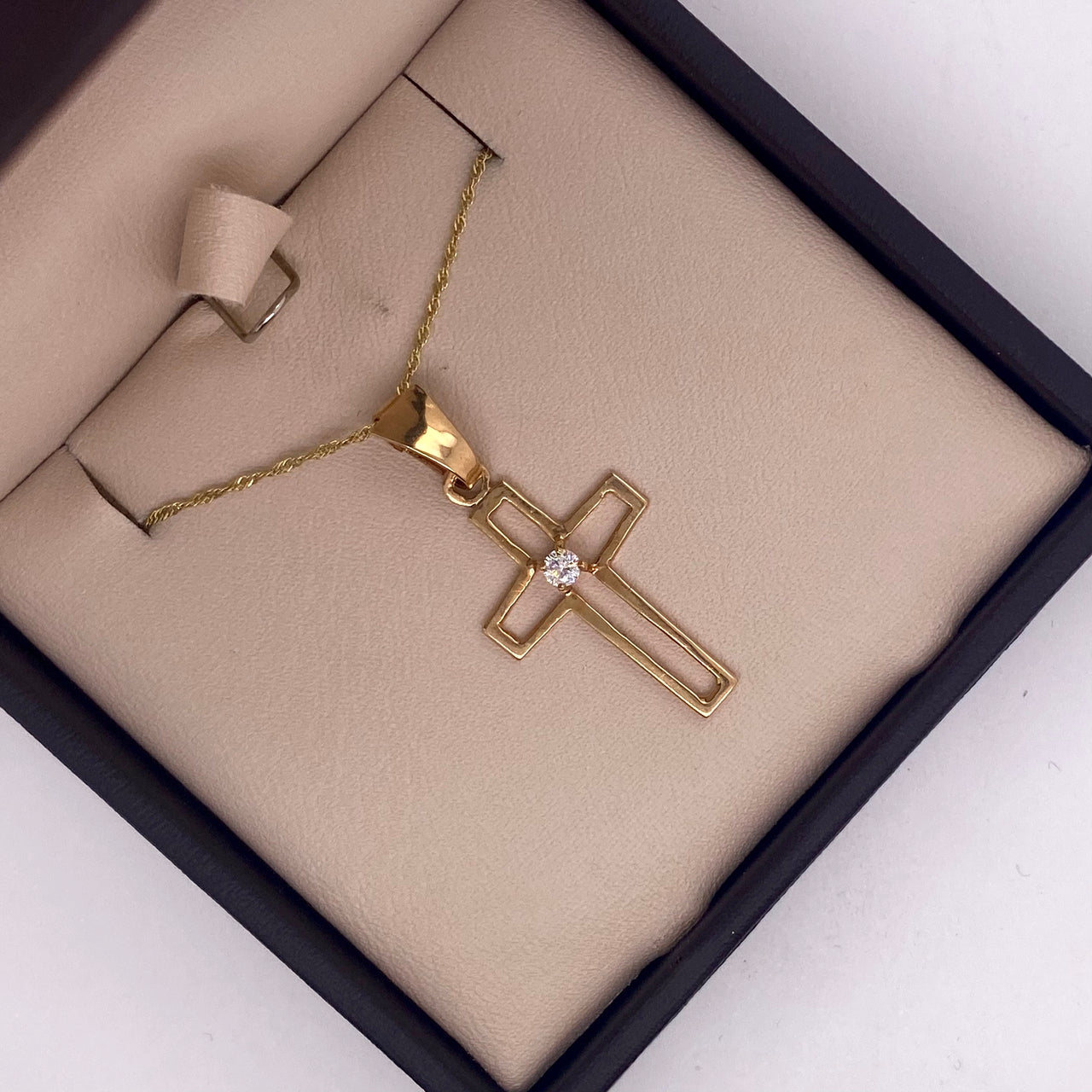 Cruz Oro 10k - Calada con Zirconia, 3.2 cm alto, Largo 1.5 cm