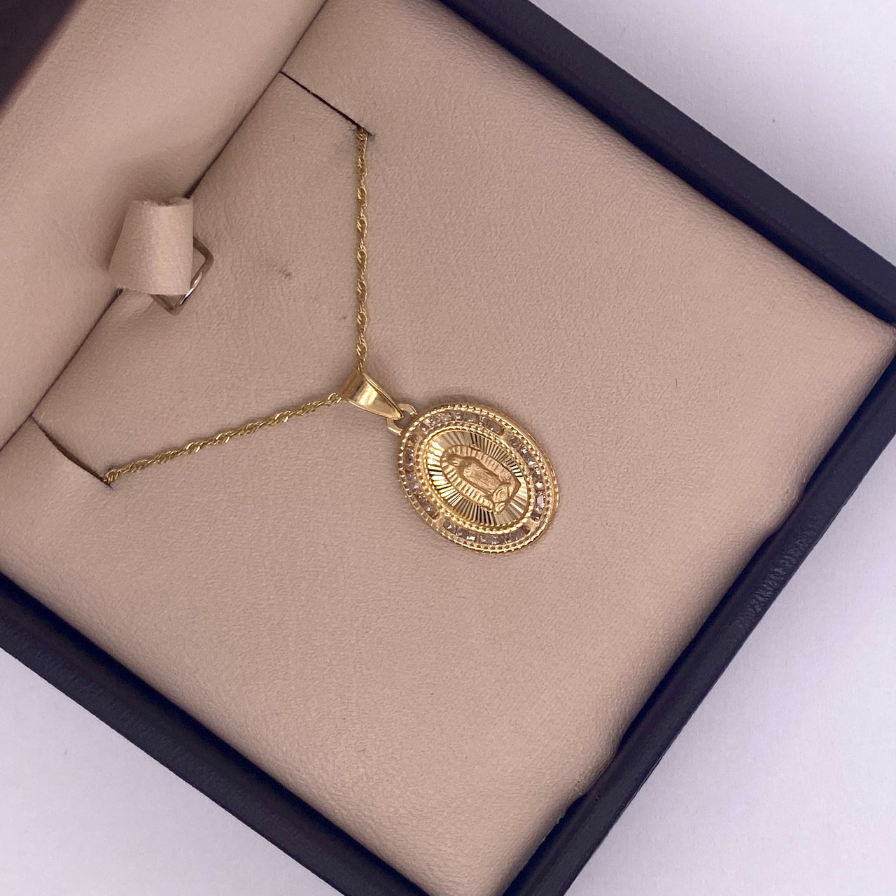Medalla Oro 14k - Virgen de Guadalupe 2.1 cm con Zirconias
