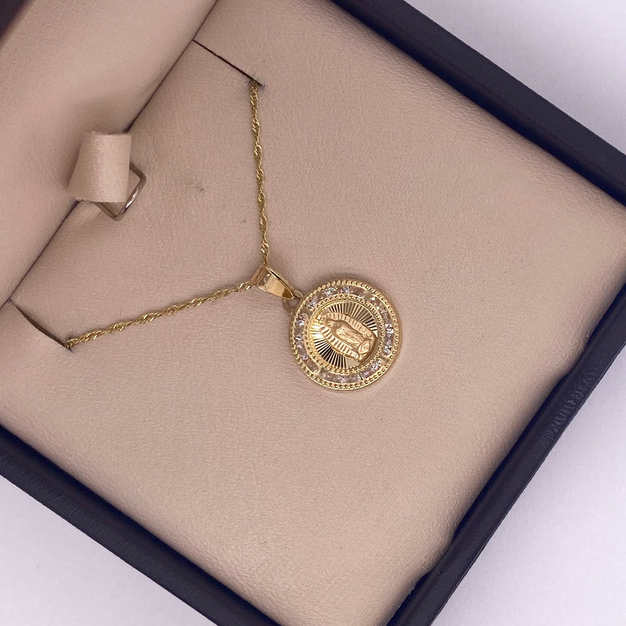 Medalla Oro 14k - Virgen de Guadalupe 1.9 cm con Zirconias