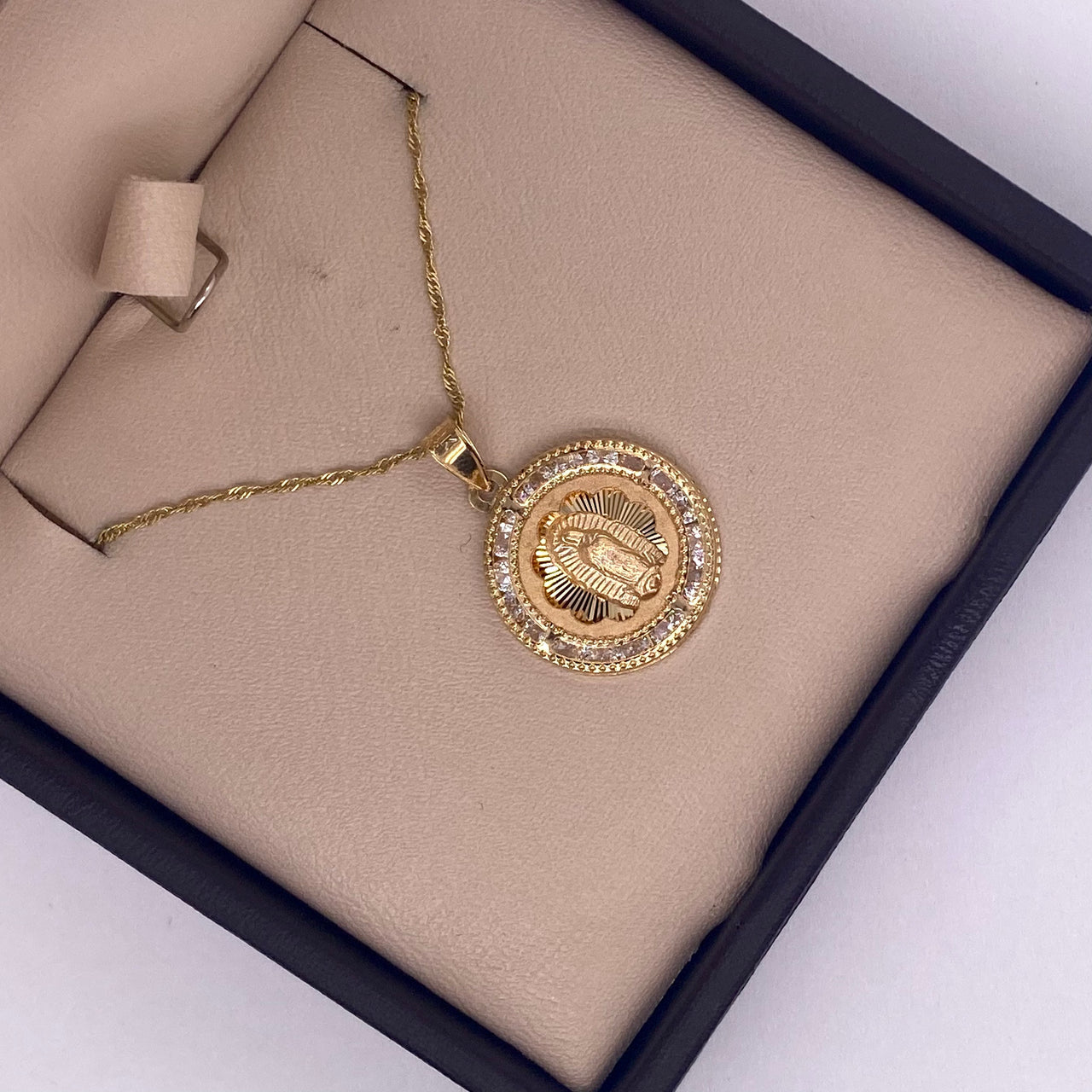 Medalla Oro 14k - Virgen de Guadalupe 2.2 cm con Zirconias