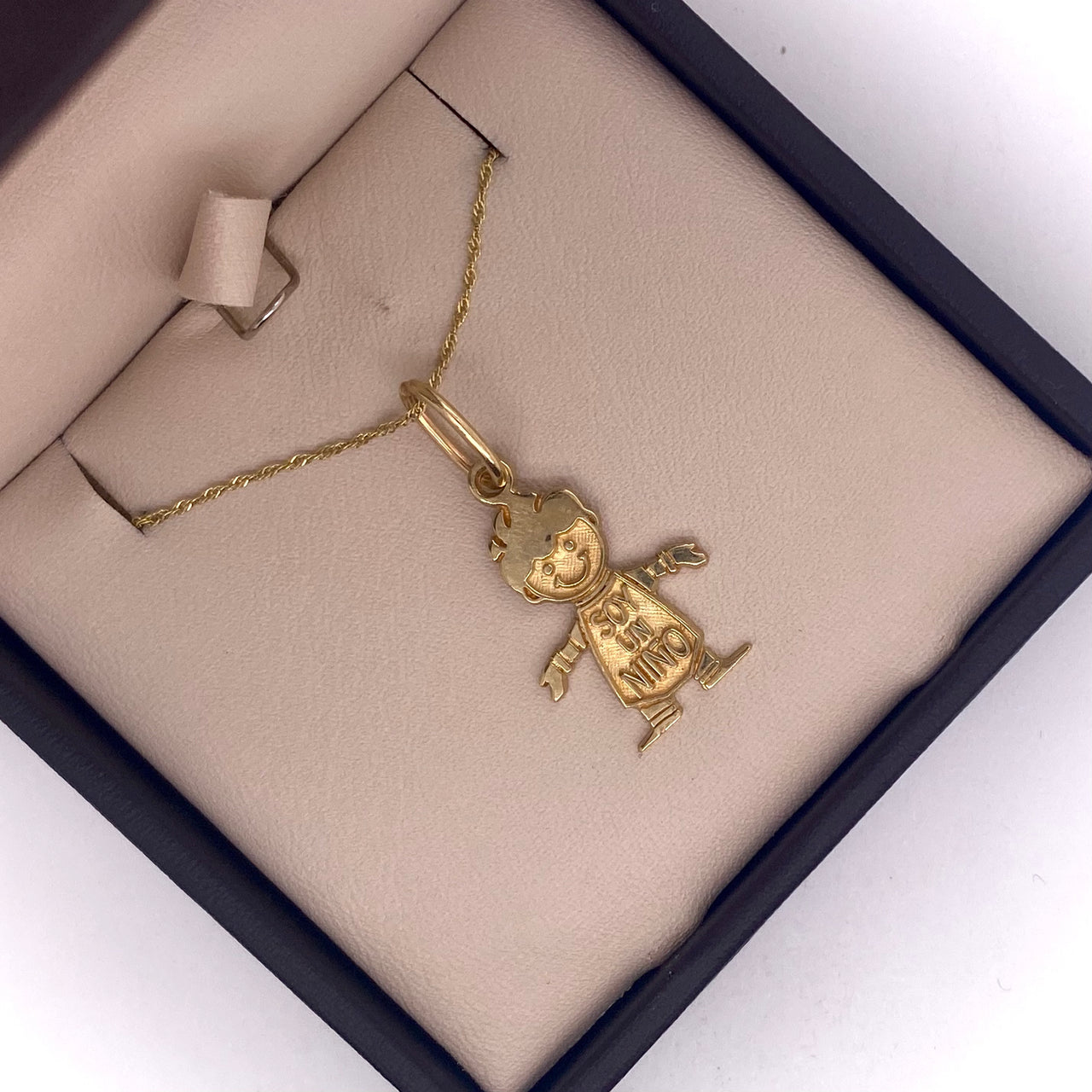 Dije Oro 10k - Niño 3 cm Alto, Largo 1.5 cm