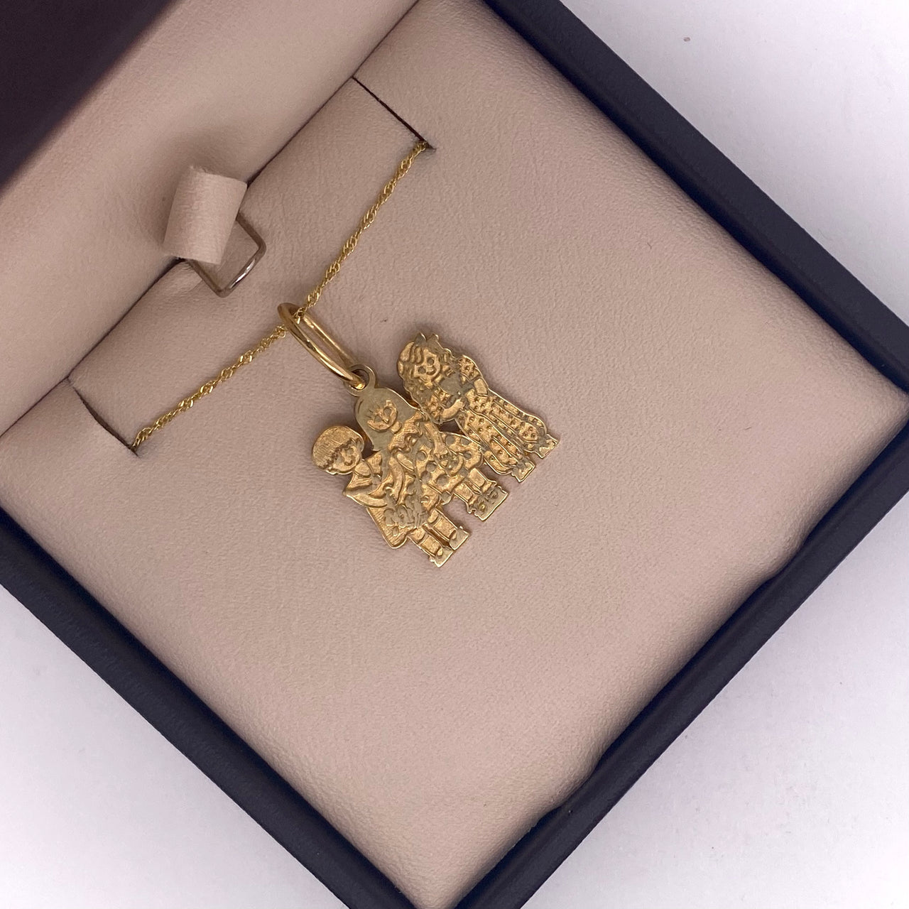 Dije Oro 10k - Tres Niñas, 2.5 cm alto, Largo 1.5 cm