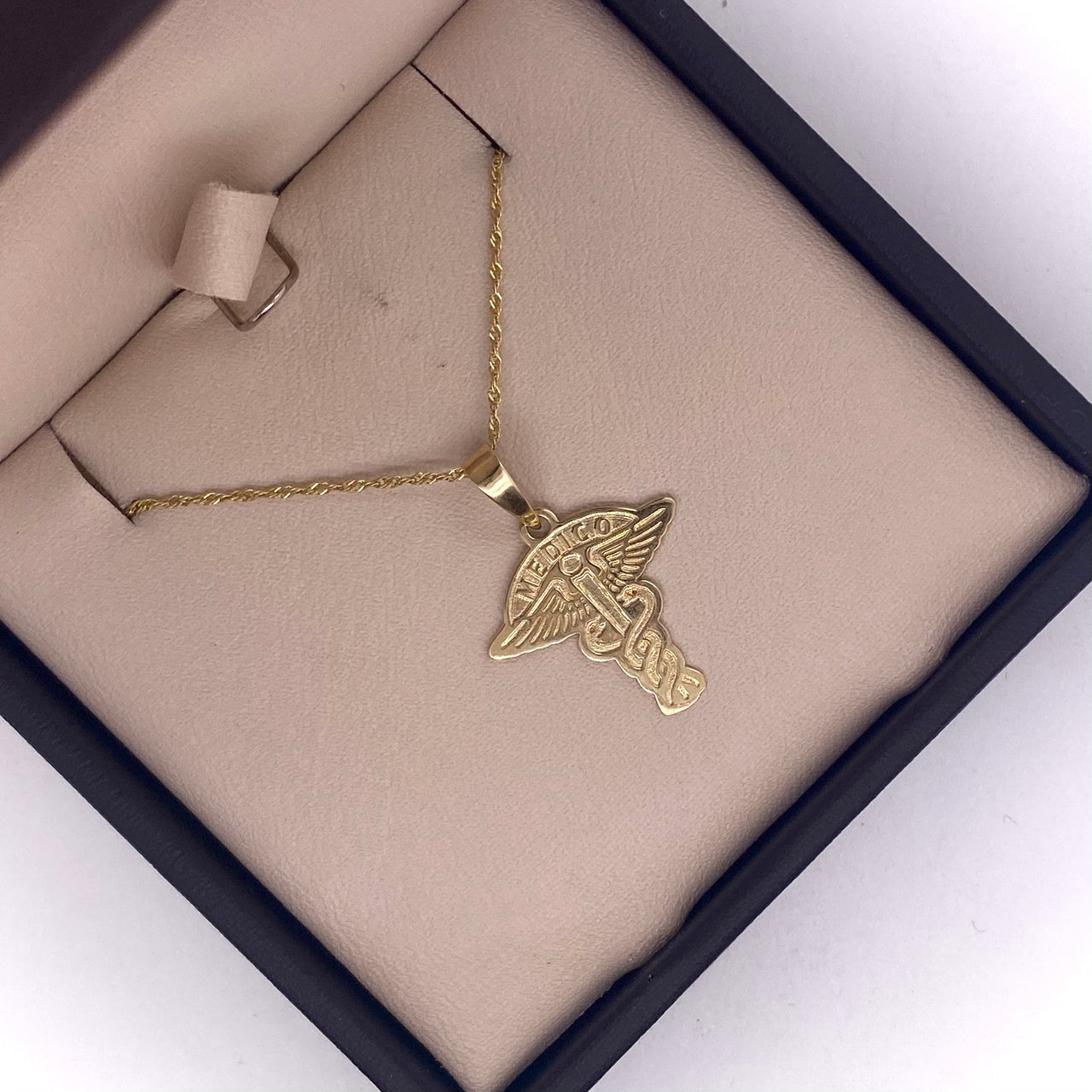 Dije Oro 10k - Sí­mbolo Médico de 2.4 cm alto, 1.8 cm ancho
