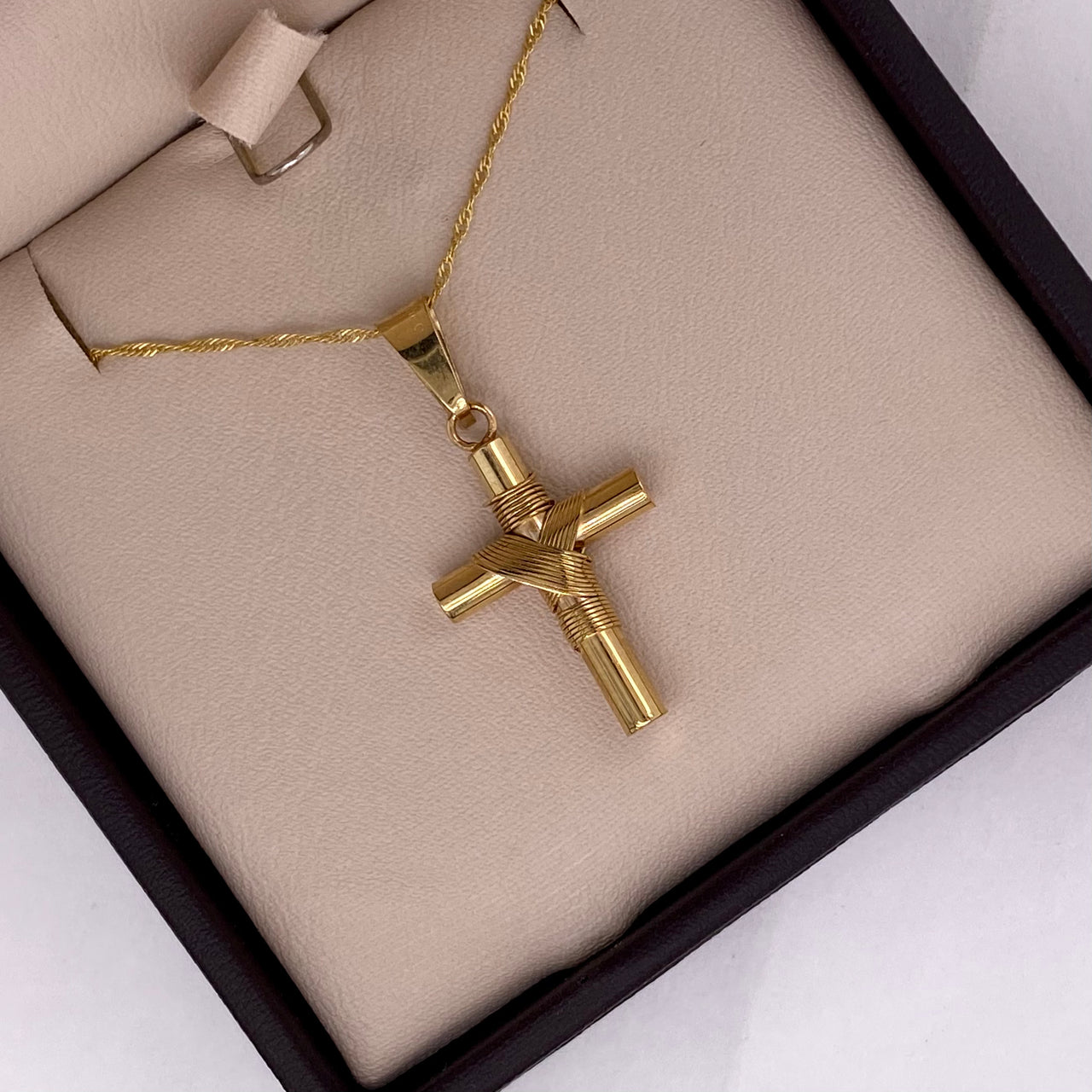 Cruz Oro 10k - Cristo con Manto en Tubo, 3.0 Alto
