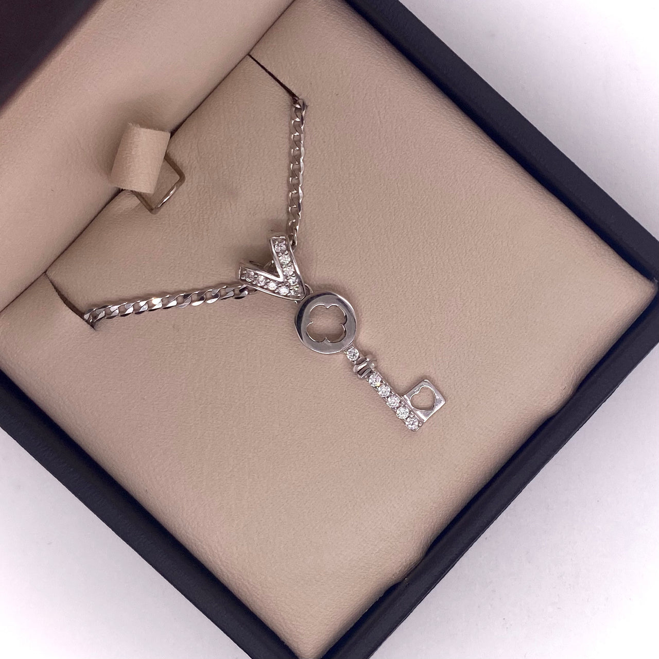 Dije Llave con Zirconias, 3 cm alto, Largo .7 mm, Oro Blanco 10k