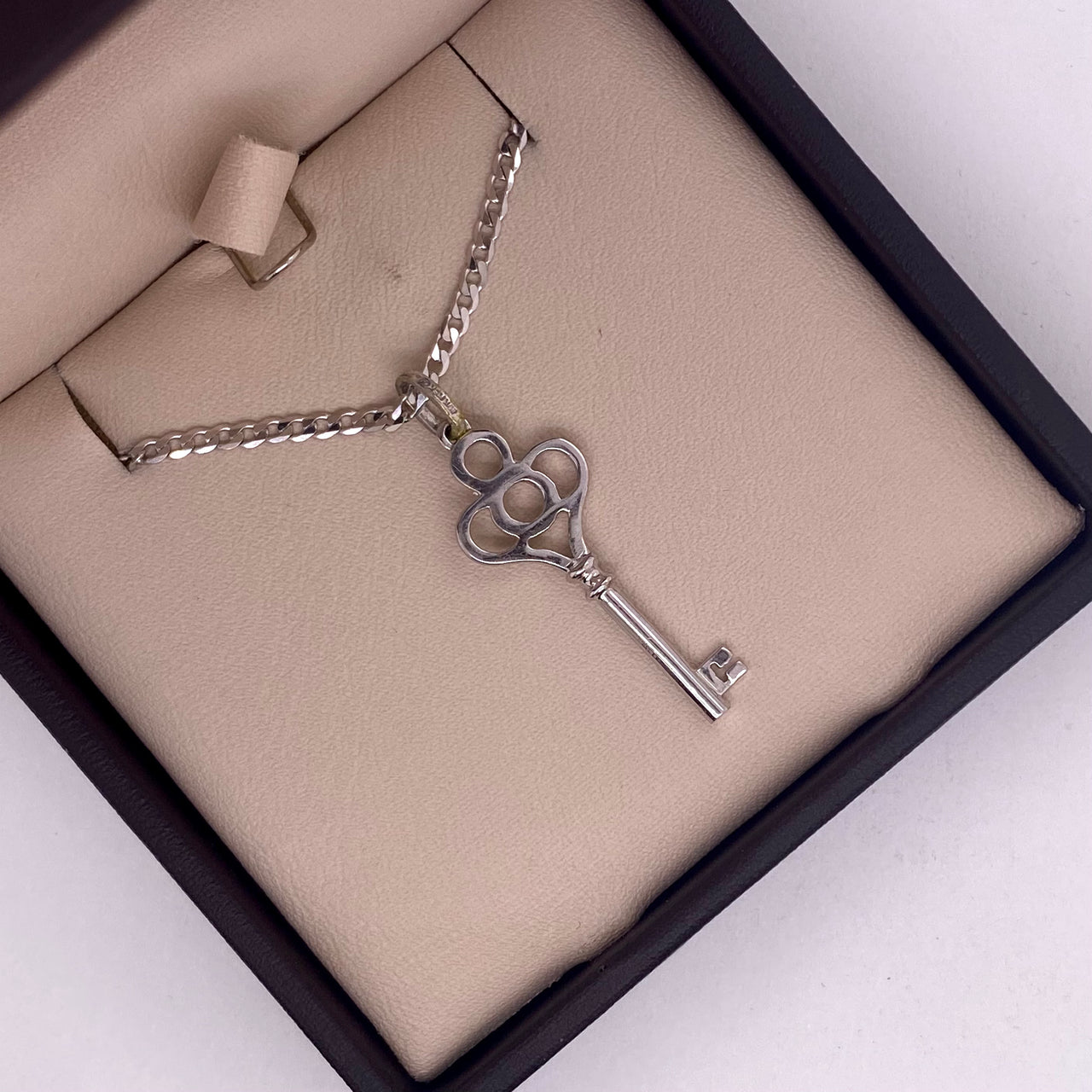 Dije Llave, 3 cm alto, Largo 1 cm, Oro Blanco 10k
