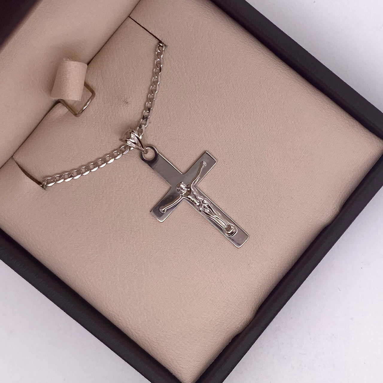 Dije Oro Blanco 10k, Cruz con Cristo, 3.3 cm de alto, Largo 1.7 cm, Oro 10k