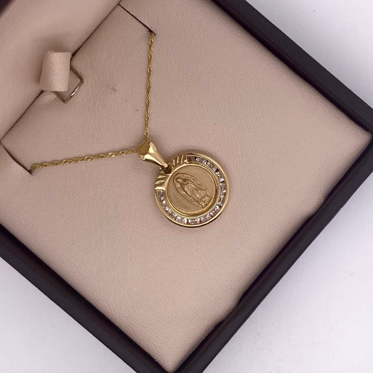 Medalla Virgen Guadalupe Oro 10k, con Zirconias, 2.0 cm alto, Largo 1.4 cm, Oro 10k