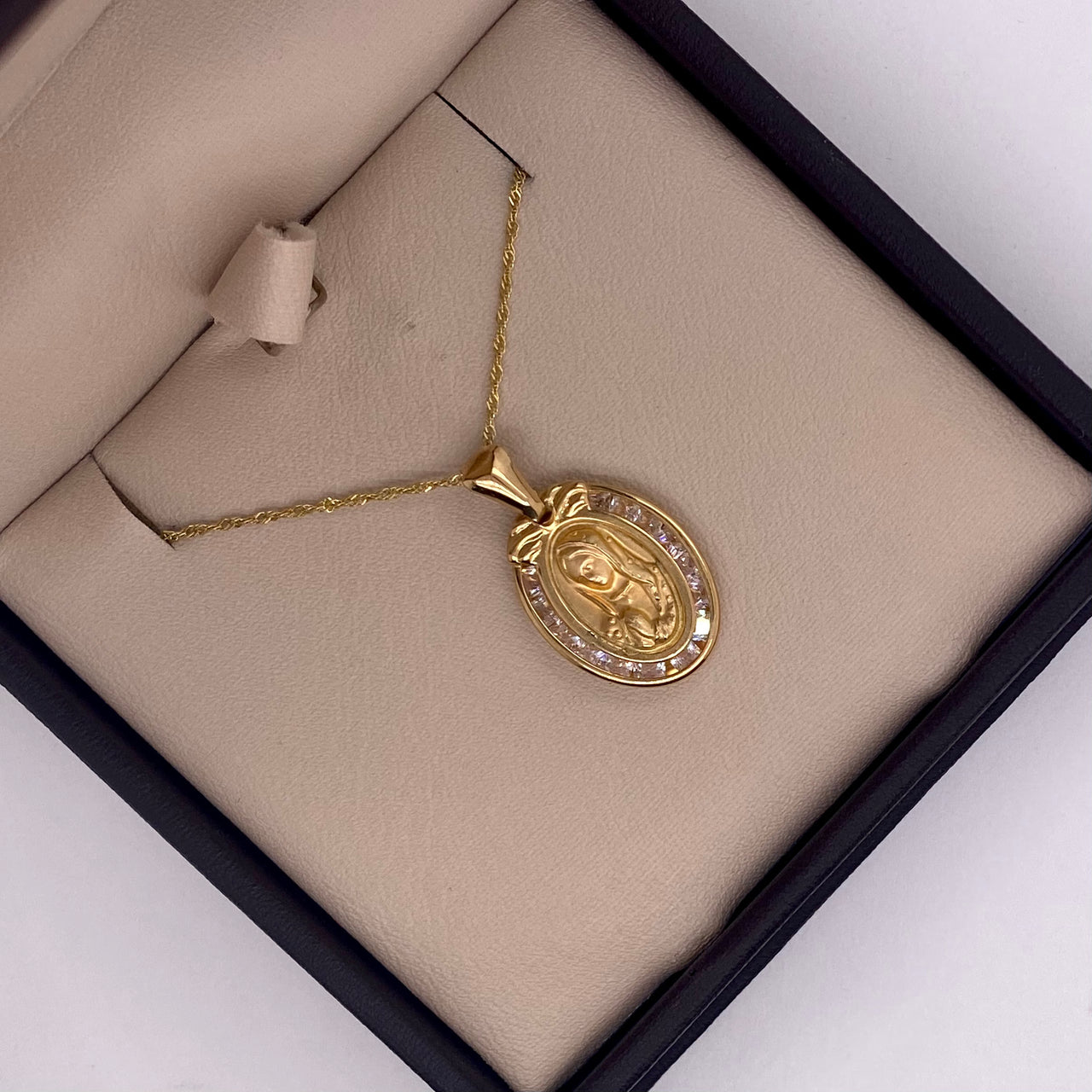 Medalla Oval Virgen Guadalupe Busto Oro 10k, con Zirconias, 2.3 cm alto, Largo 1.2 cm, Oro 10k