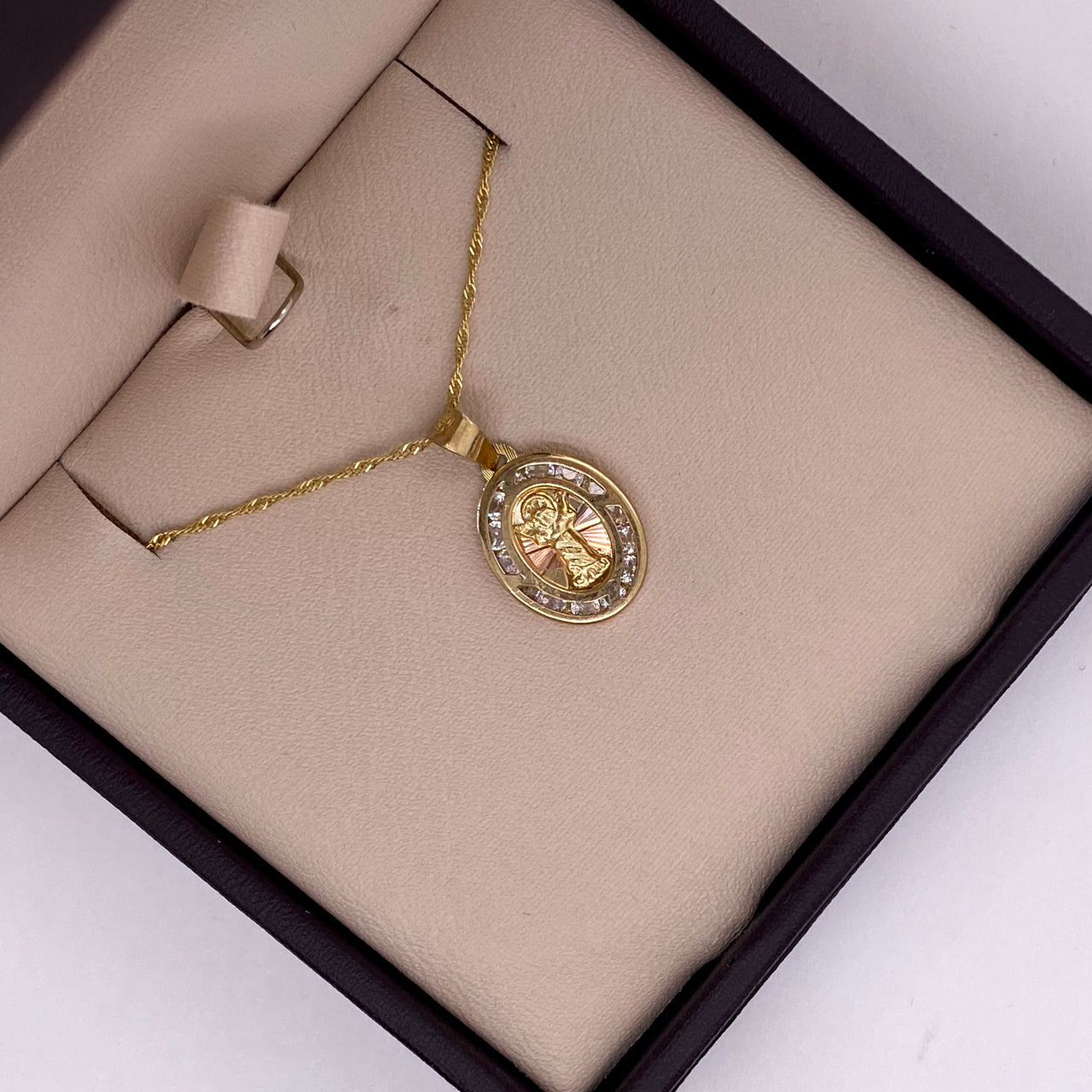 Medalla Oro 10k - Niño Jesús con Bisel de Zirconias, 1.9 cm Alto