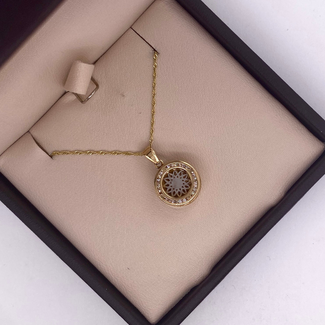 Dije Oro 10k, 1.8 cm alto, Largo 1 cm, fondo .6 cm Bisel con Zirconias, Oro 10k
