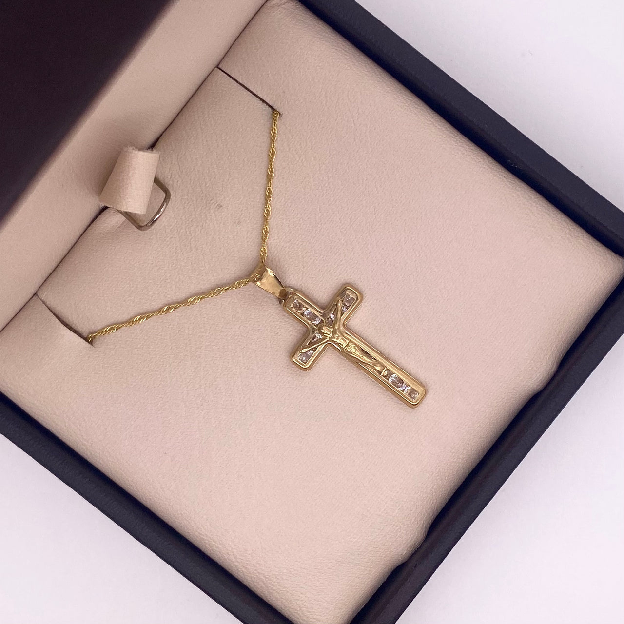 Dije Oro 10k - Cruz con Zirconias, 2.6 cm Alto