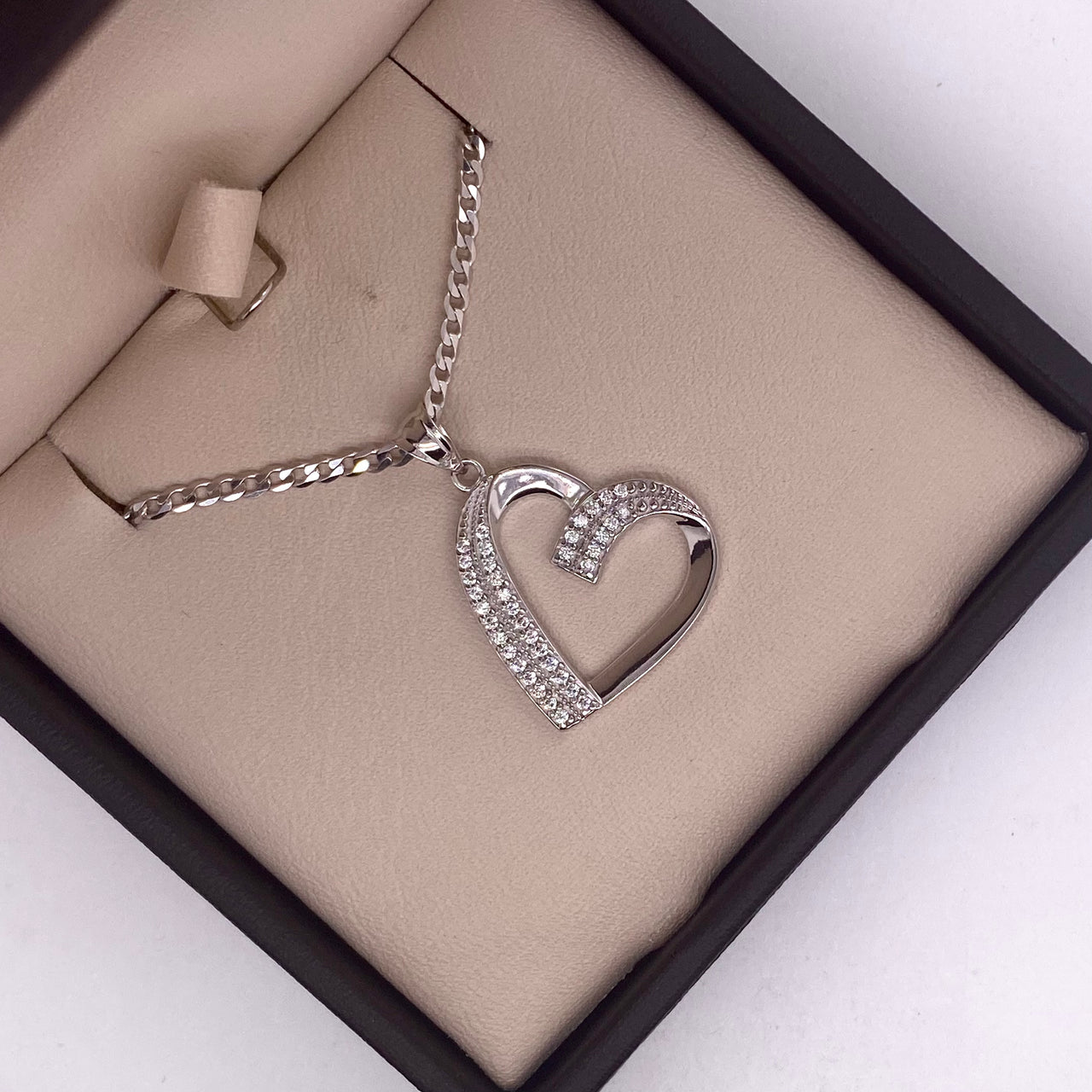 Dije Oro Blanco 10k - Corazón con Zirconia
