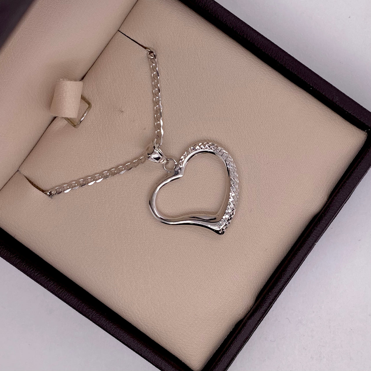 Dije de Oro Blanco 10k en forma de Corazón Diamantado