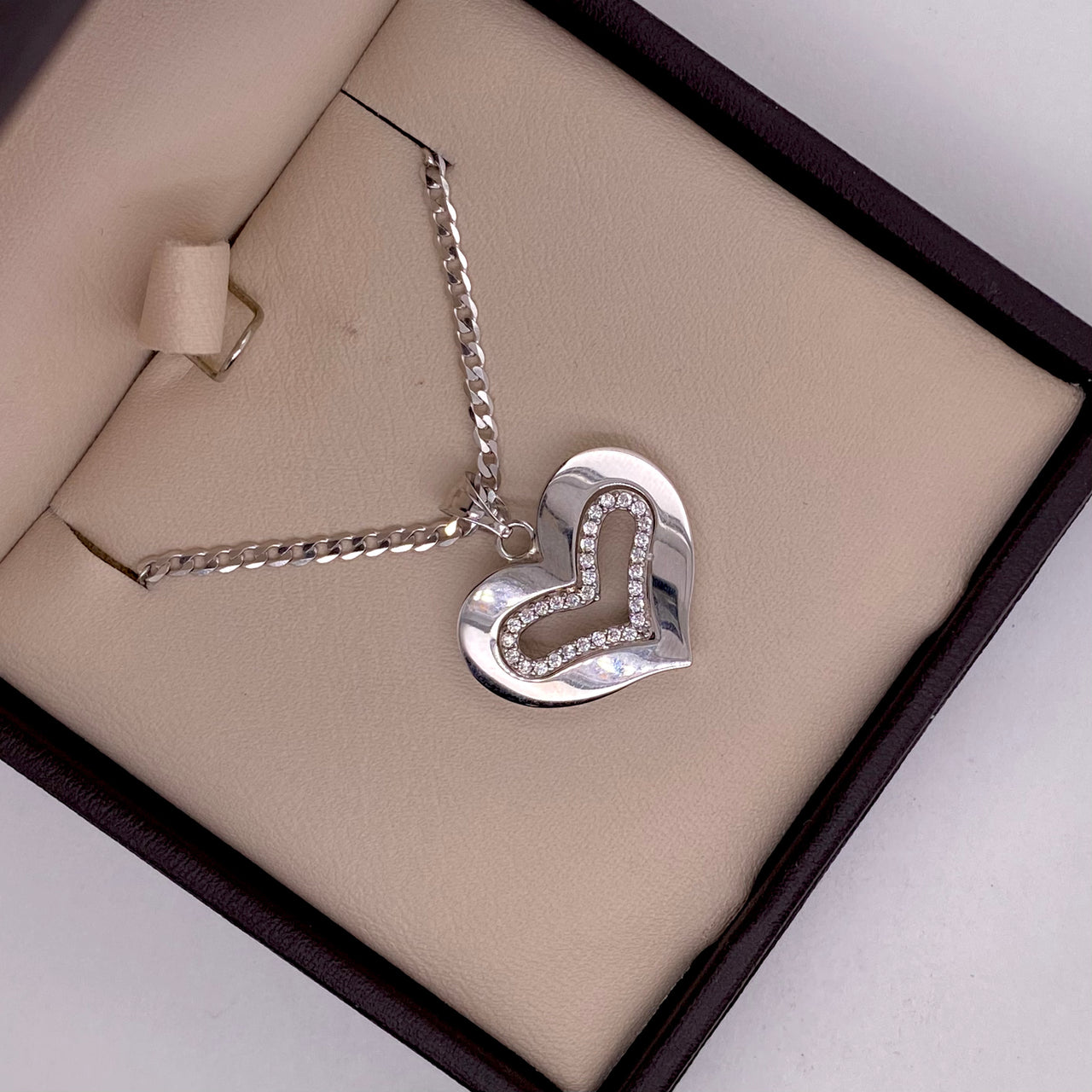 Dije Oro Blanco 10k - Doble Corazón con Zirconia