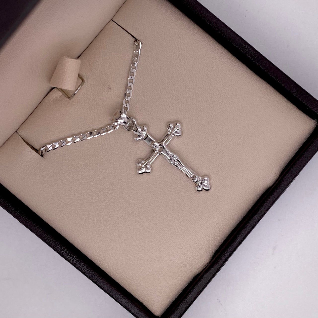 Dije de Oro 10k diseño Cruz con Cristo