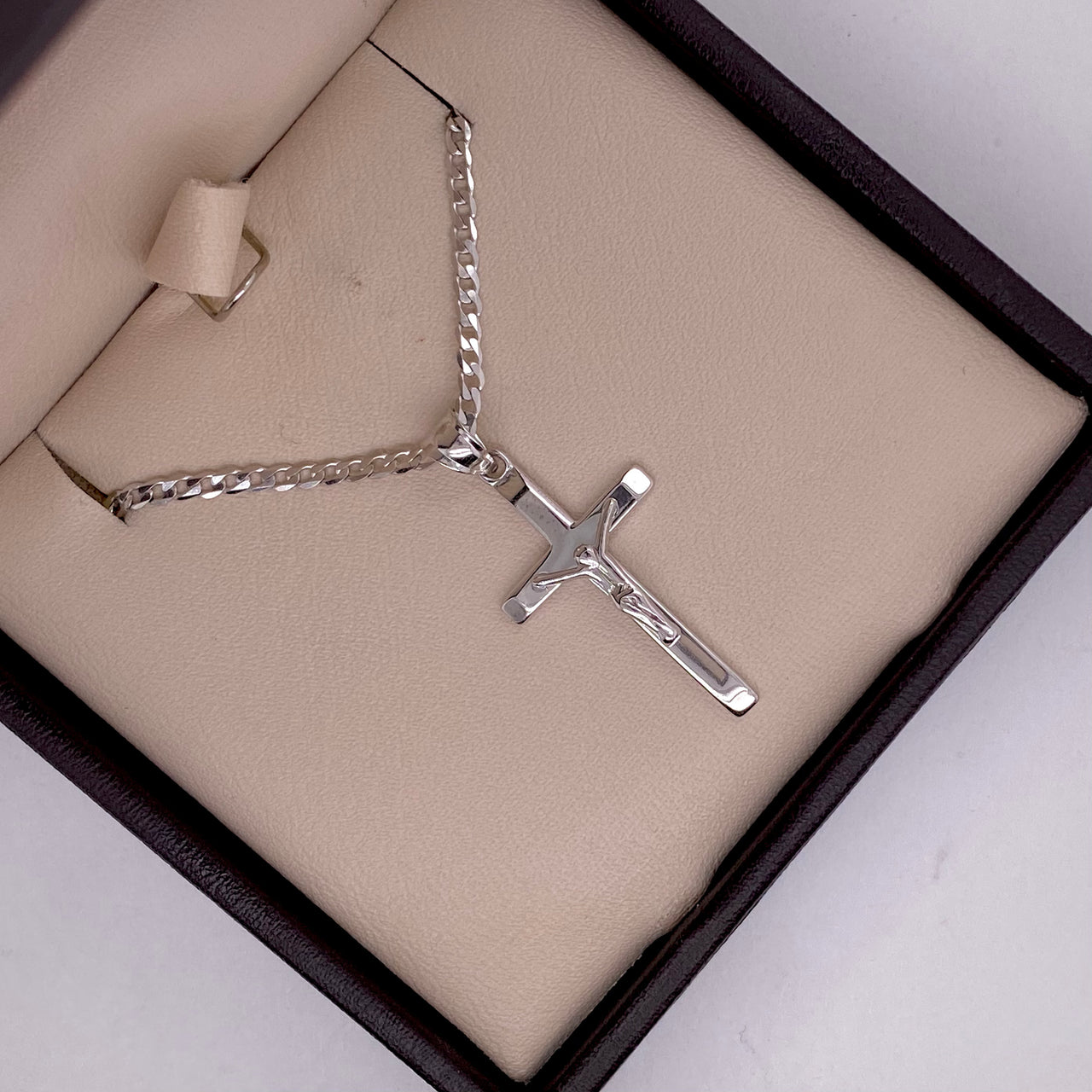 Dije de Oro Blanco 10k Cruz con Cristo