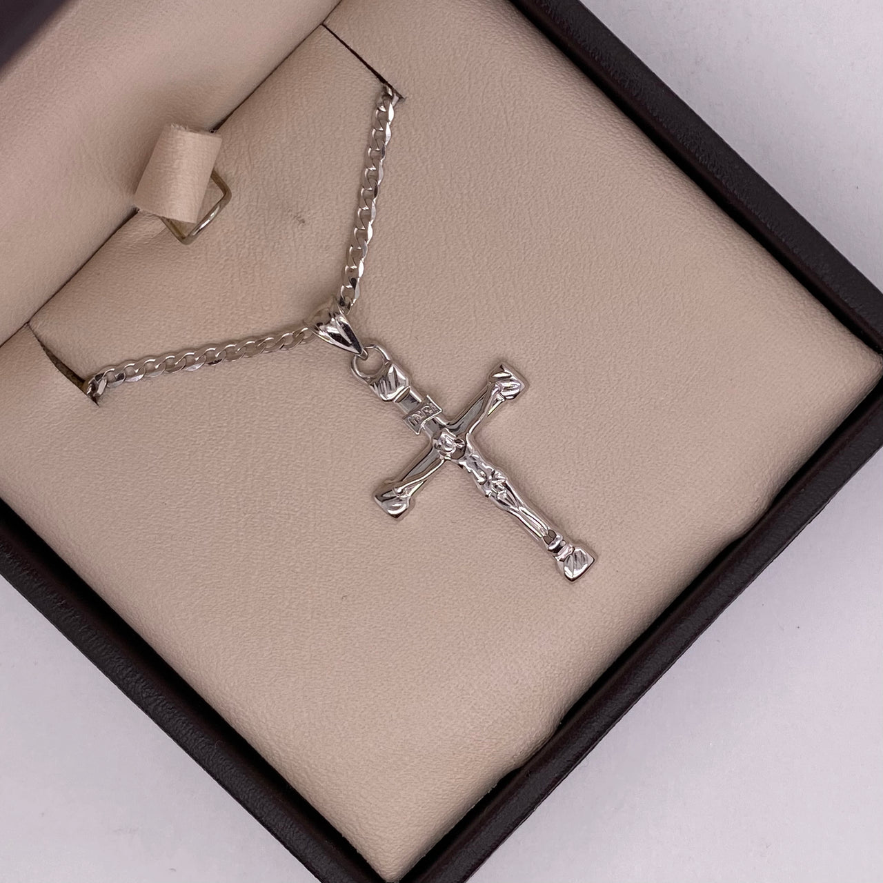 Dije de Cruz con Cristo de Oro Blanco 10k