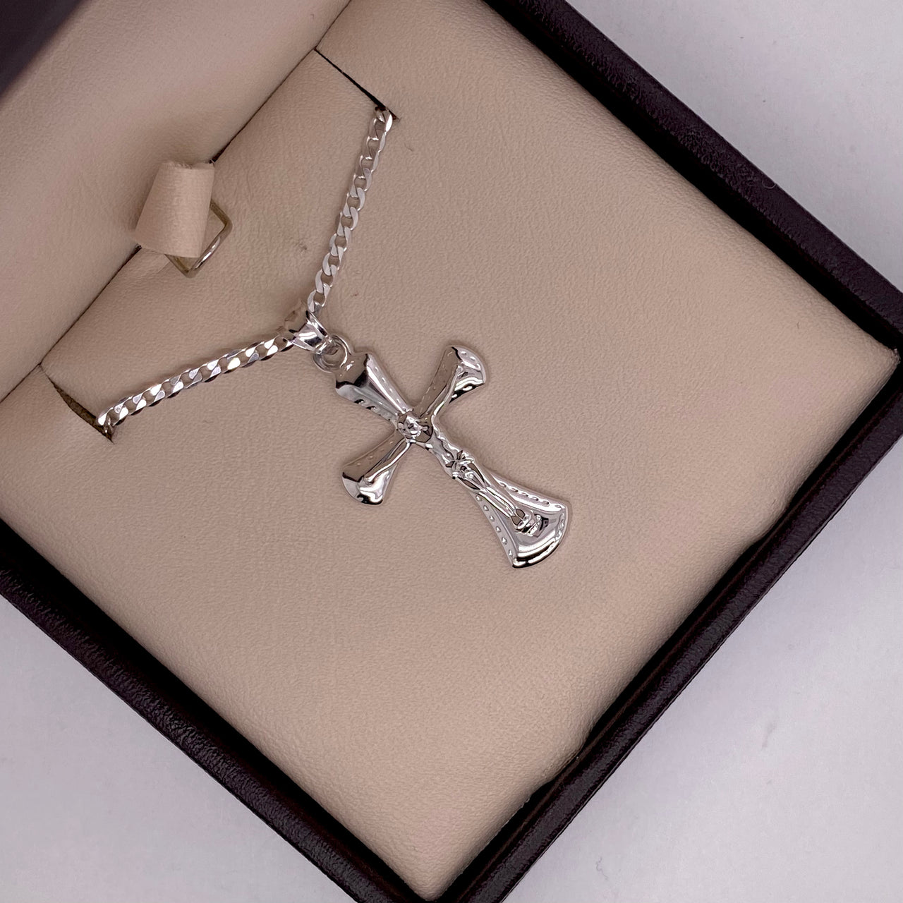 Dije de Cristo en Cruz de Oro Blanco 10k
