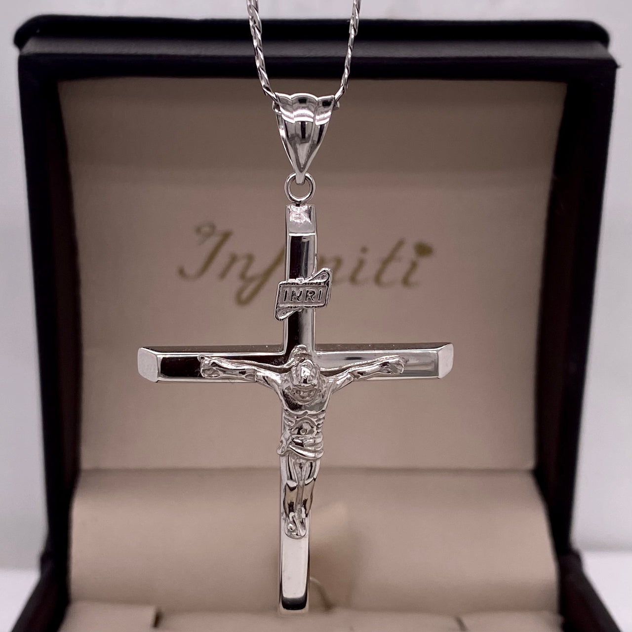Dije de Cristo de Oro Blanco 10k
