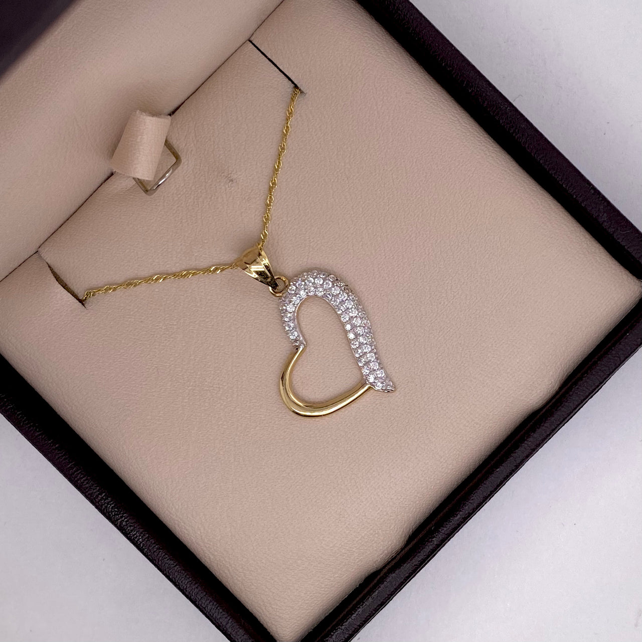 Dije Oro 10k - Corazón con Zirconias, 2.6 cm alto, Largo 1.9 cm