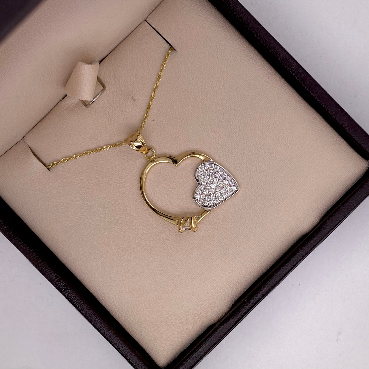 Dije de oro 10K con corazon de Zirconias