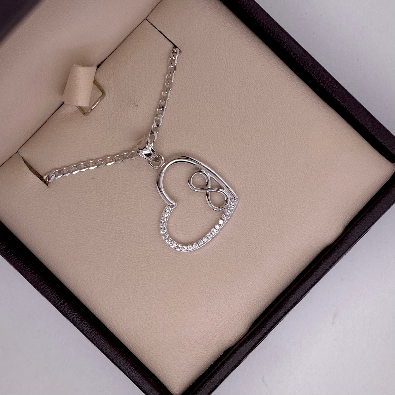 Dije Oro Blanco 10k - Corazón con Infinito y Zirconias