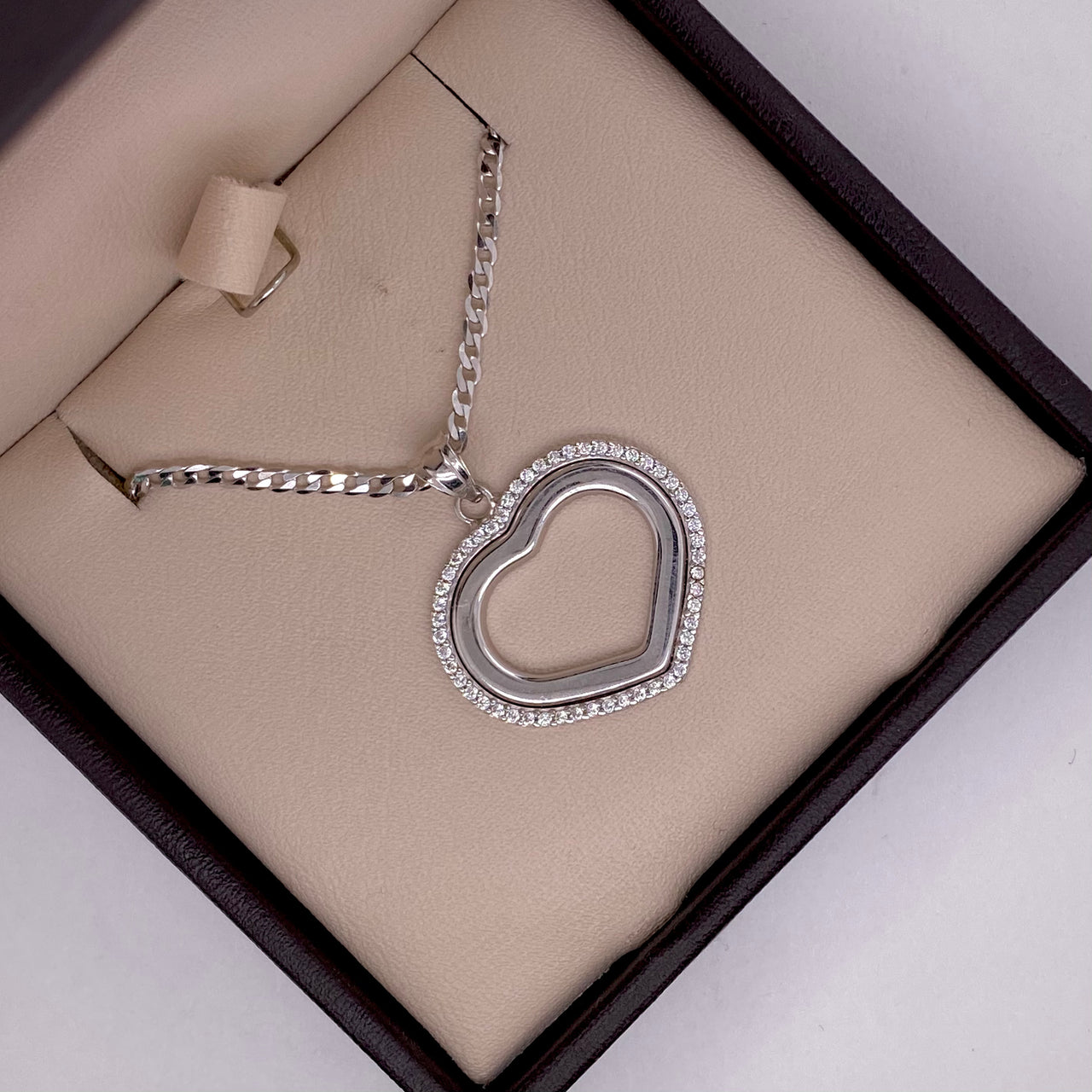 Dije Oro Blanco 10k - Corazón con Zirconias