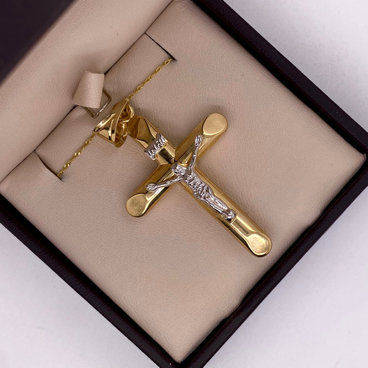Cruz Oro 10k con Cristo Blanco, Forma Tubo, Alto 5.5 cm, Ancho 3 cm