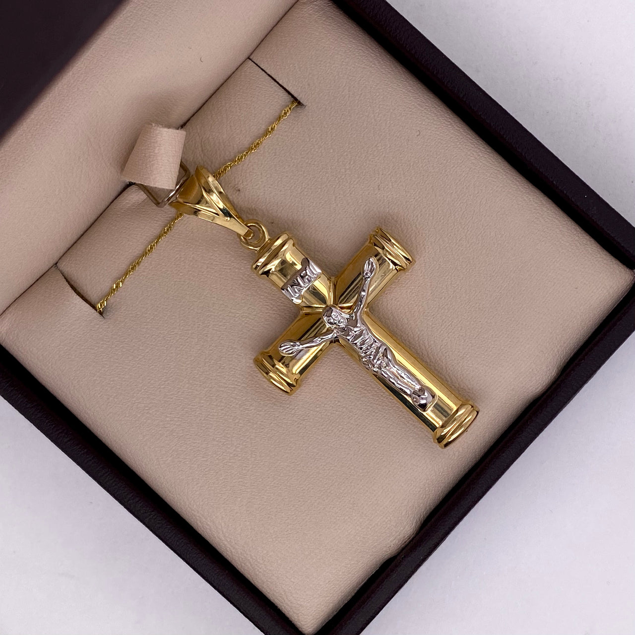 Cruz Oro Amarillo 10k con Cristo Blanco, Forma Tubo, Alto 4.7 cm, Ancho 2.5 cm