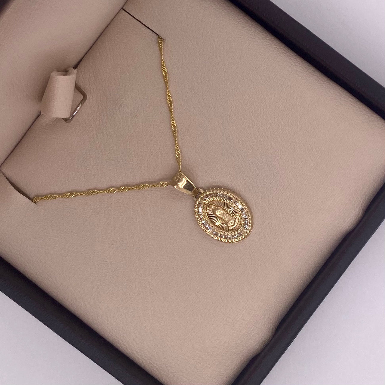 Medalla Oro Amarillo 10k, Virgen de Guadalupe con Zirconias 1.7 cm