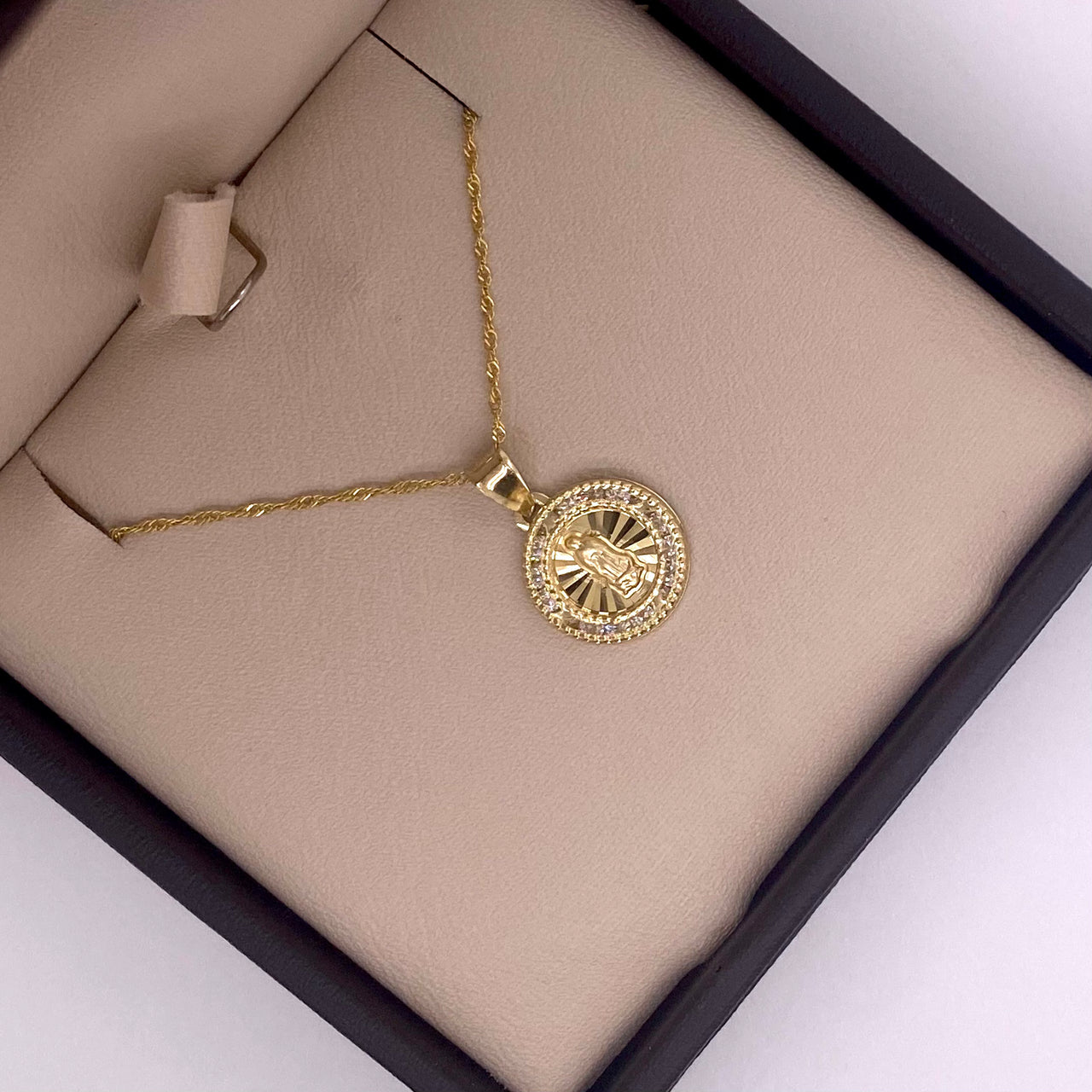 Medalla Oro 10k - Virgen de Guadalupe 1.8 cm con Zirconias